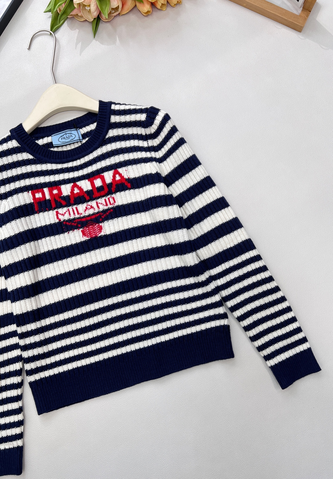 🆕Prada2025新款坑条字母提花长袖针织衫，定制的纱线，- 面料体感：坑条针织自带“软弹滤镜”，贴肤