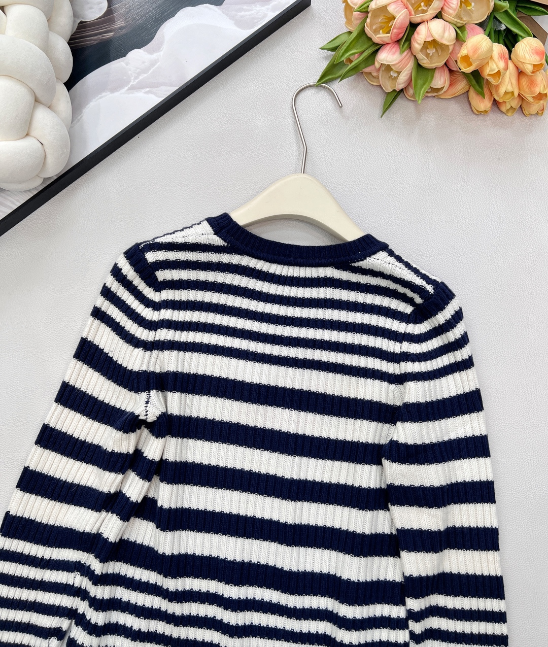 🆕Prada2025新款坑条字母提花长袖针织衫，定制的纱线，- 面料体感：坑条针织自带“软弹滤镜”，贴肤