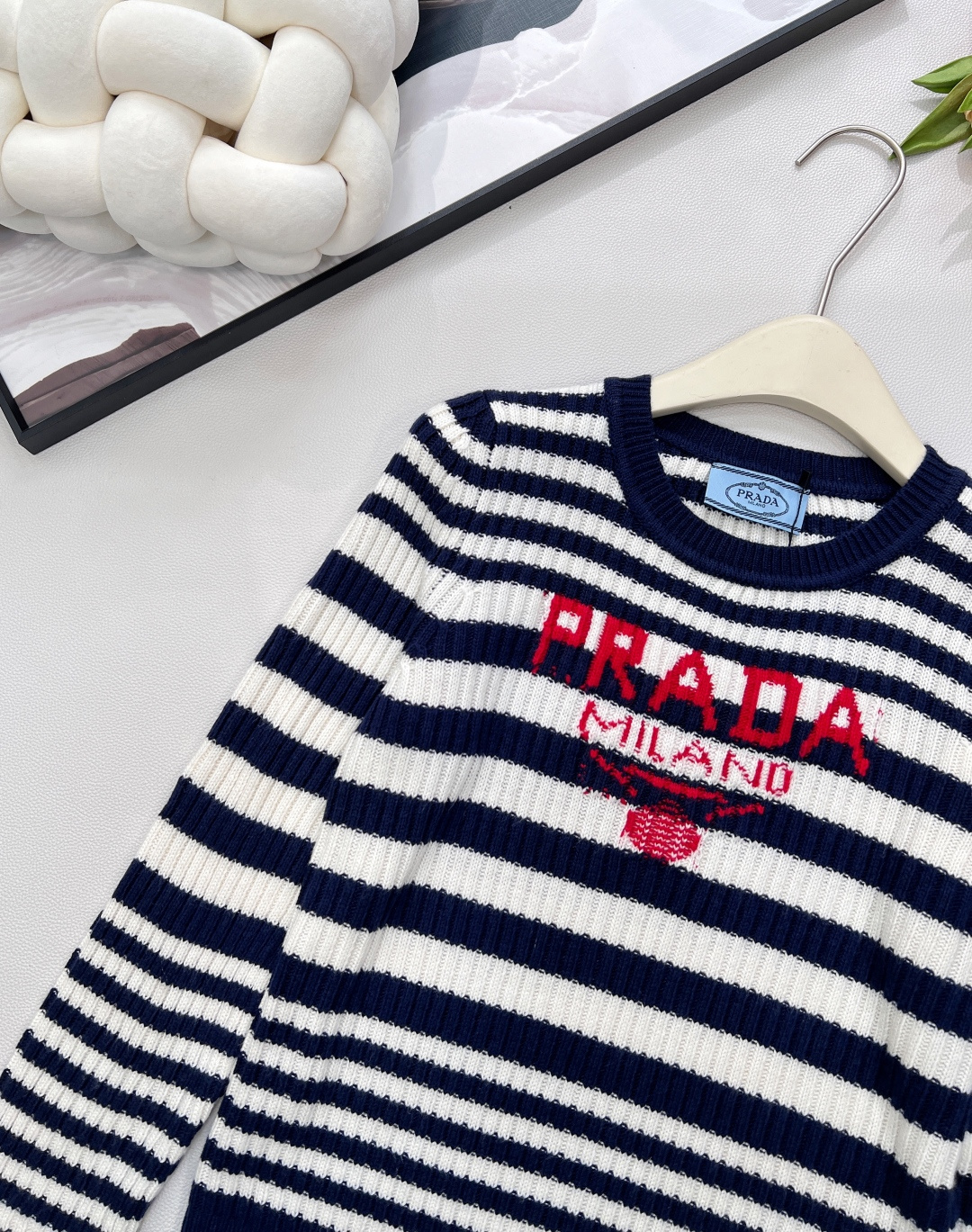 🆕Prada2025新款坑条字母提花长袖针织衫，定制的纱线，- 面料体感：坑条针织自带“软弹滤镜”，贴肤
