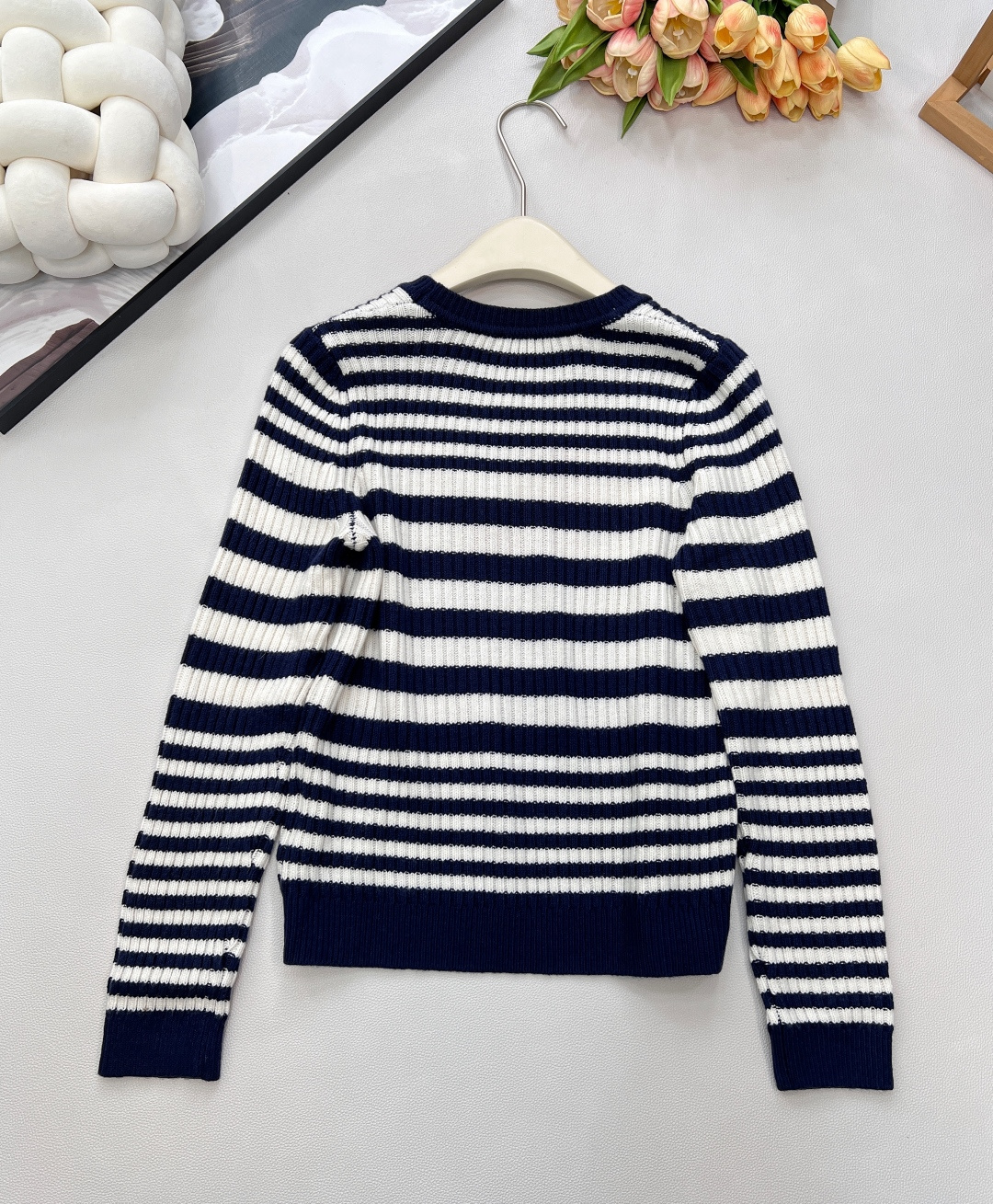 🆕Prada2025新款坑条字母提花长袖针织衫，定制的纱线，- 面料体感：坑条针织自带“软弹滤镜”，贴肤