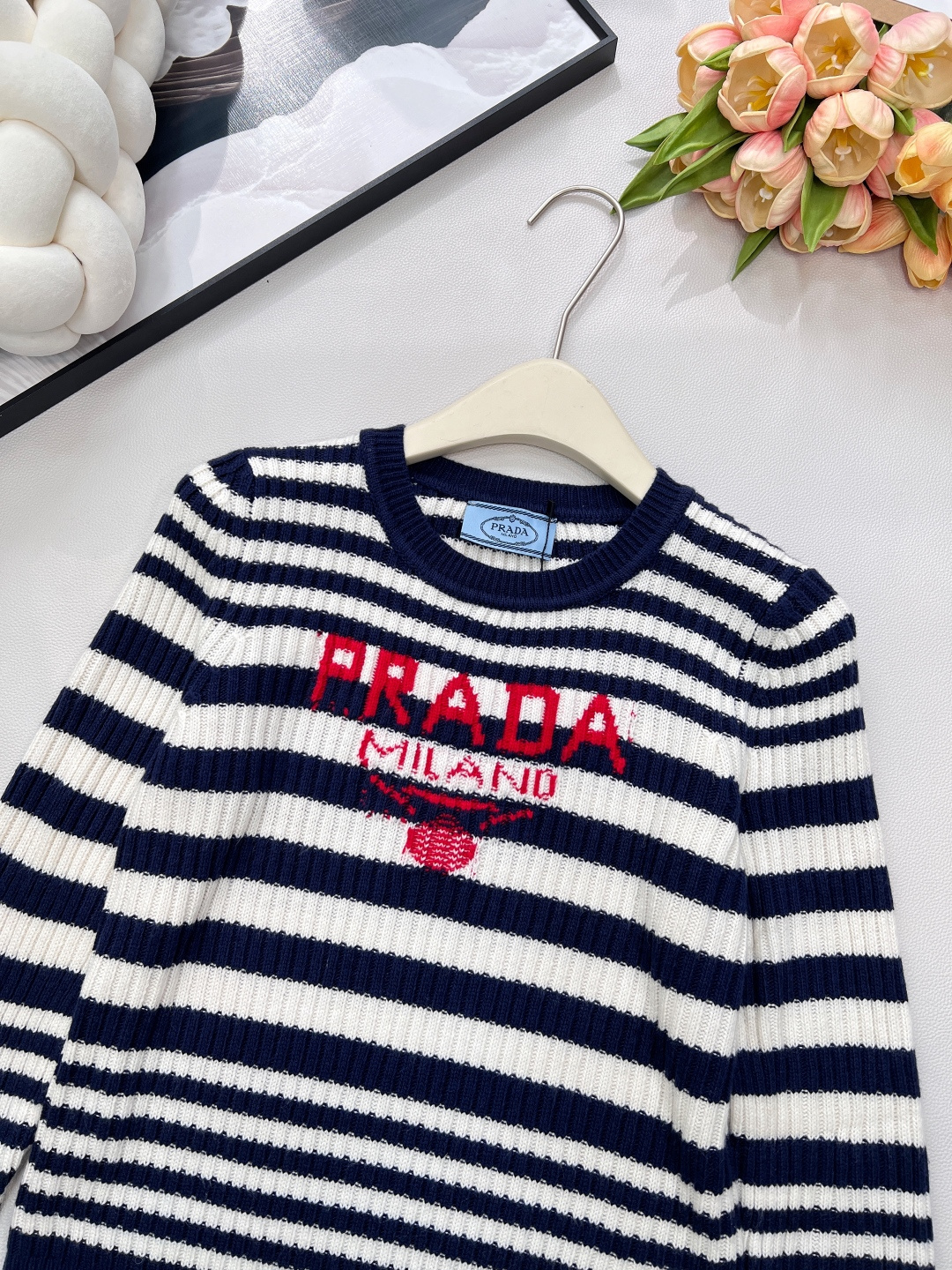 🆕Prada2025新款坑条字母提花长袖针织衫，定制的纱线，- 面料体感：坑条针织自带“软弹滤镜”，贴肤