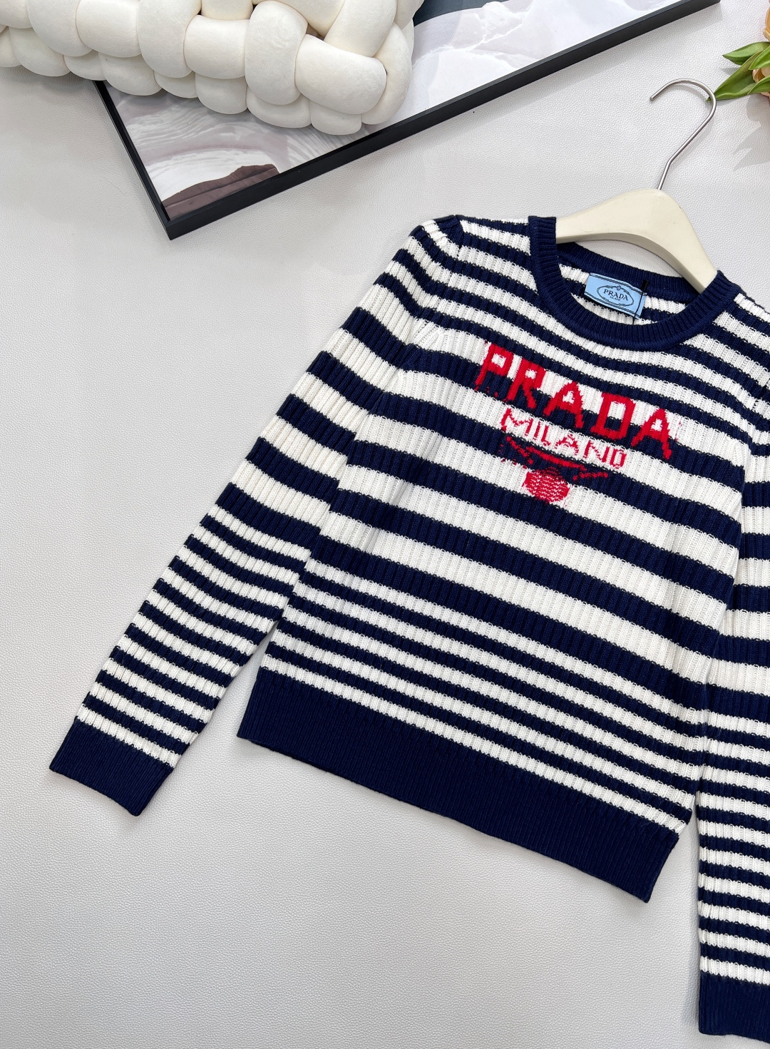 🆕Prada2025新款坑条字母提花长袖针织衫，定制的纱线，- 面料体感：坑条针织自带“软弹滤镜”，贴肤