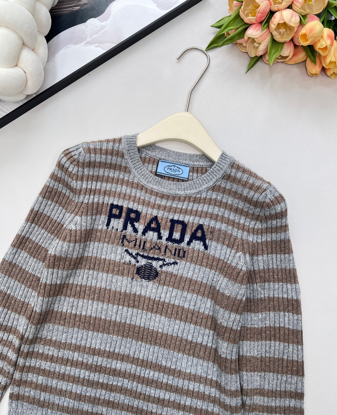 🆕Prada2025新款坑条字母提花长袖针织衫，定制的纱线，- 面料体感：坑条针织自带“软弹滤镜”，贴肤
