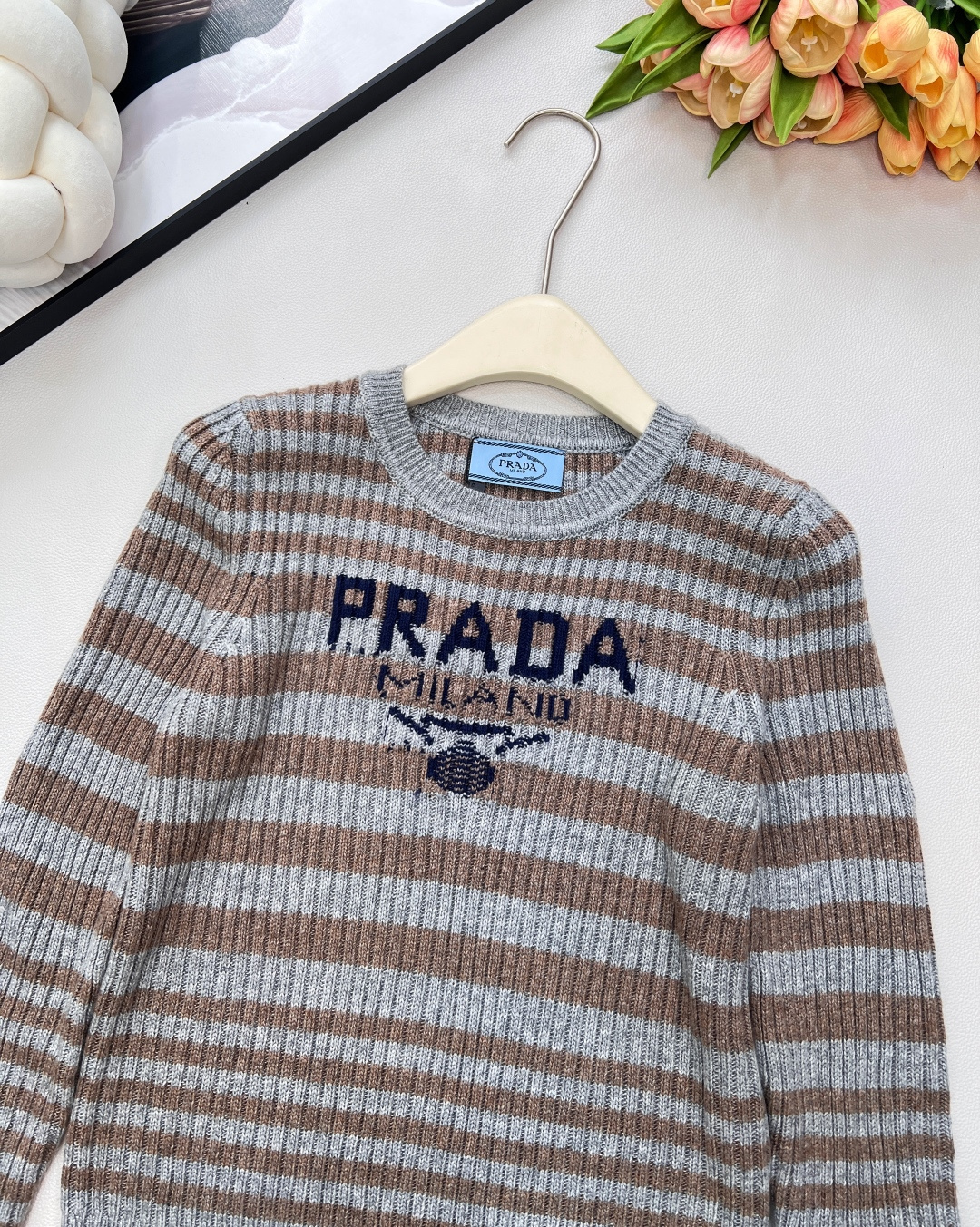 🆕Prada2025新款坑条字母提花长袖针织衫，定制的纱线，- 面料体感：坑条针织自带“软弹滤镜”，贴肤