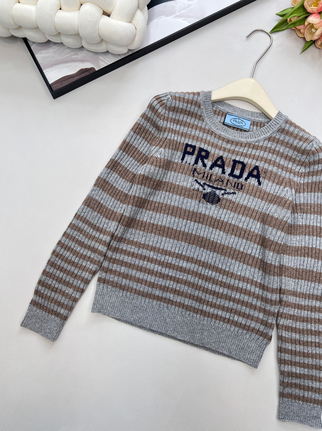 🆕Prada2025新款坑条字母提花长袖针织衫，定制的纱线，- 面料体感：坑条针织自带“软弹滤镜”，贴肤