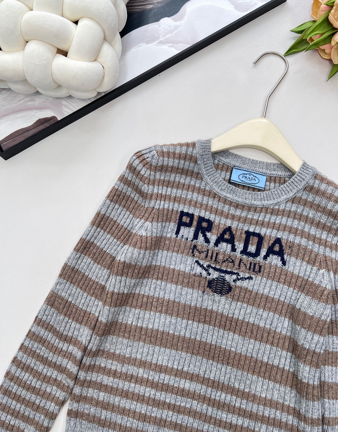 🆕Prada2025新款坑条字母提花长袖针织衫，定制的纱线，- 面料体感：坑条针织自带“软弹滤镜”，贴肤
