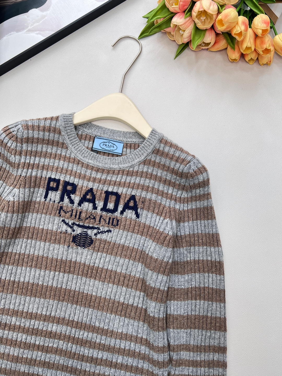 🆕Prada2025新款坑条字母提花长袖针织衫，定制的纱线，- 面料体感：坑条针织自带“软弹滤镜”，贴肤