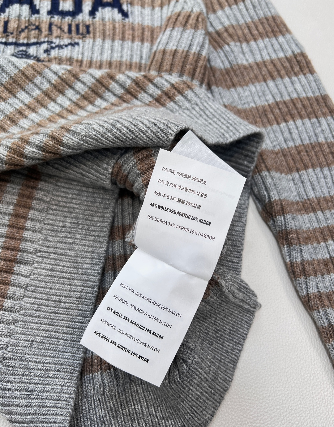 🆕Prada2025新款坑条字母提花长袖针织衫，定制的纱线，- 面料体感：坑条针织自带“软弹滤镜”，贴肤