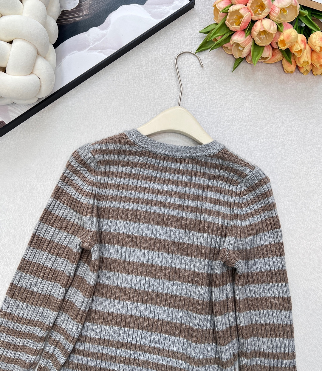 🆕Prada2025新款坑条字母提花长袖针织衫，定制的纱线，- 面料体感：坑条针织自带“软弹滤镜”，贴肤