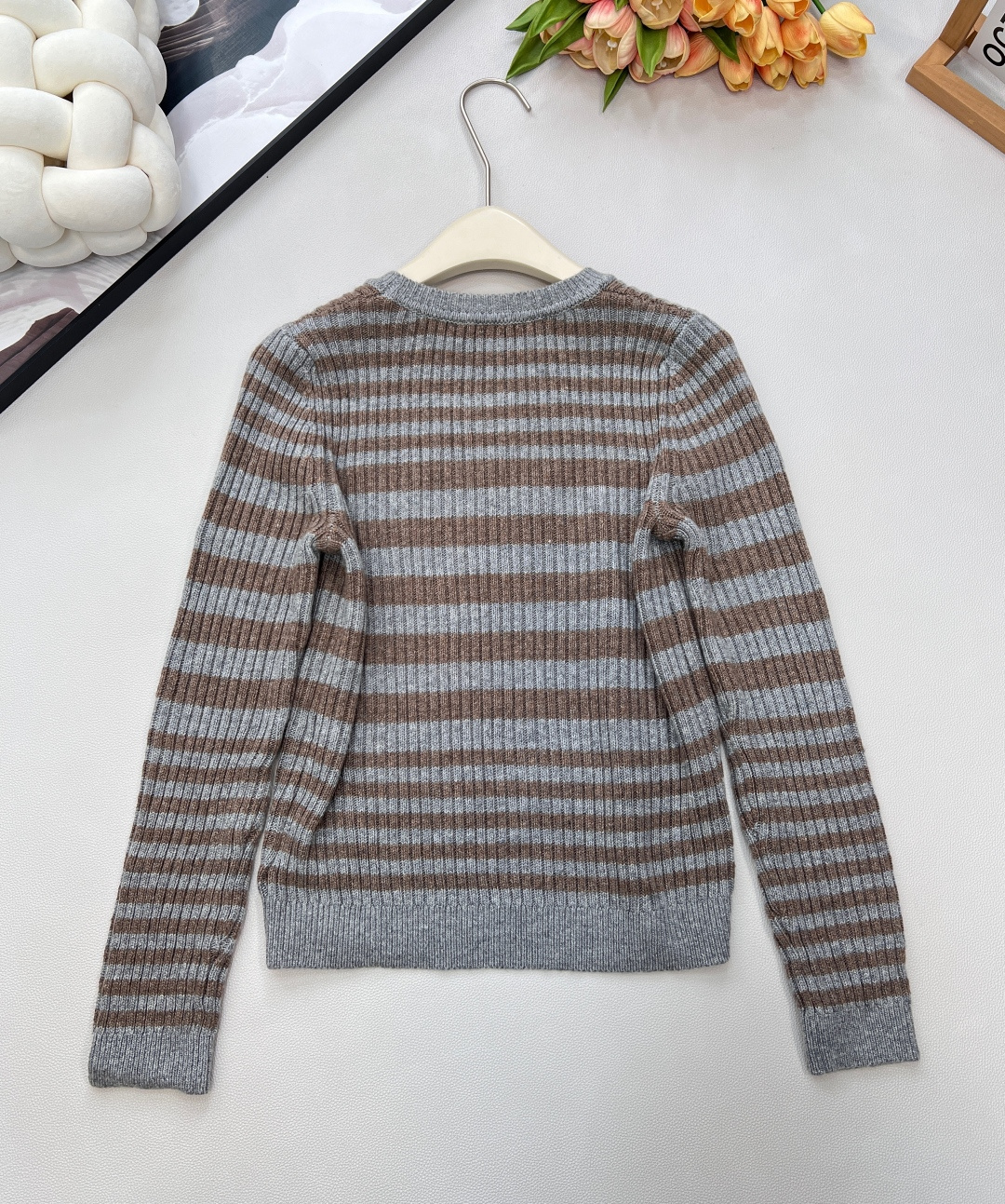 🆕Prada2025新款坑条字母提花长袖针织衫，定制的纱线，- 面料体感：坑条针织自带“软弹滤镜”，贴肤