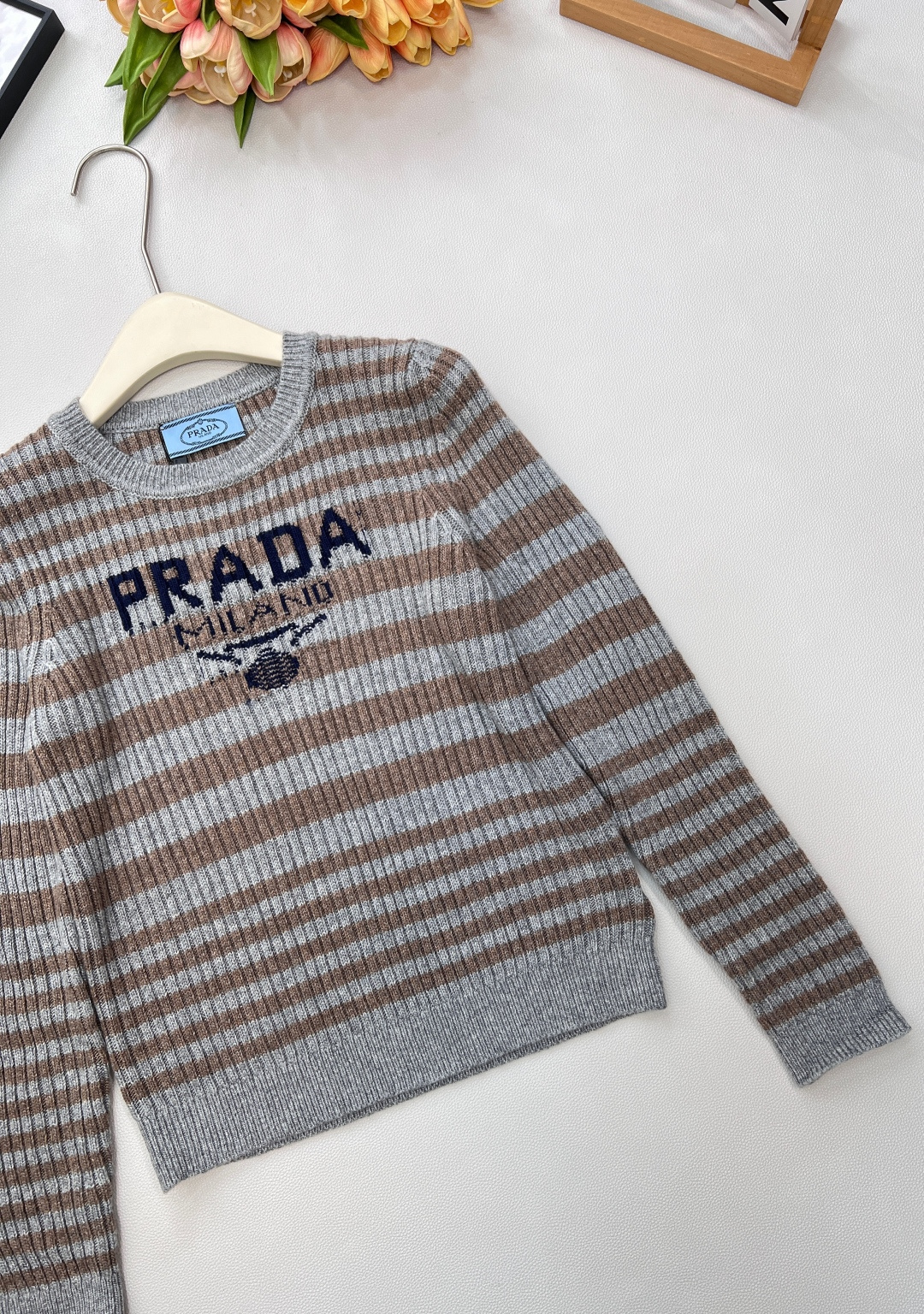 🆕Prada2025新款坑条字母提花长袖针织衫，定制的纱线，- 面料体感：坑条针织自带“软弹滤镜”，贴肤