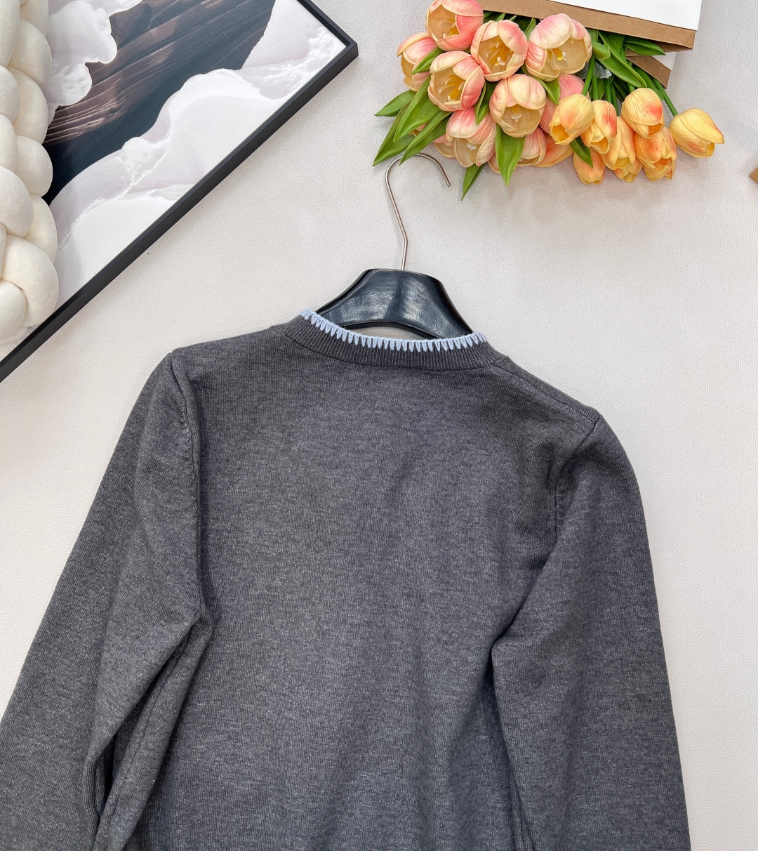 🆕DIOR新款和平鸽刺绣针织开衫，自带慵懒精致感：- 质感面料：柔和的深灰色针织，触感软而不塌，贴肤舒适