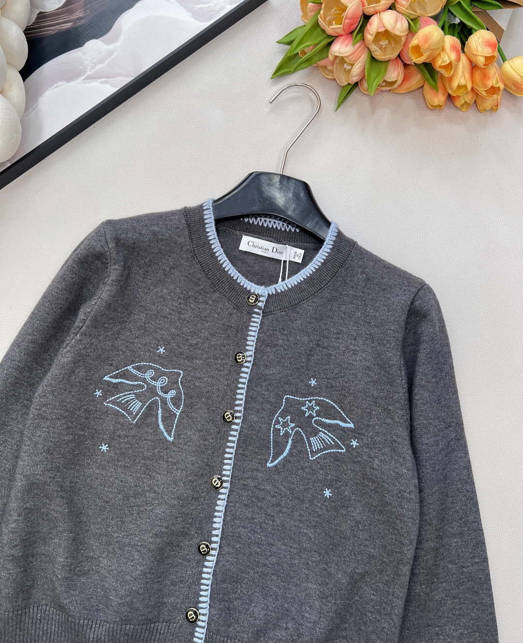 🆕DIOR新款和平鸽刺绣针织开衫，自带慵懒精致感：- 质感面料：柔和的深灰色针织，触感软而不塌，贴肤舒适