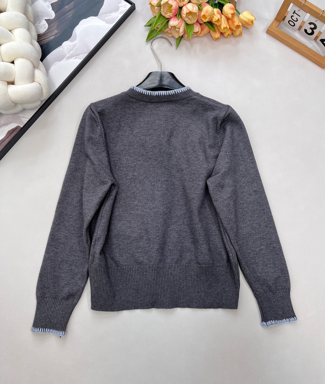 🆕DIOR新款和平鸽刺绣针织开衫，自带慵懒精致感：- 质感面料：柔和的深灰色针织，触感软而不塌，贴肤舒适