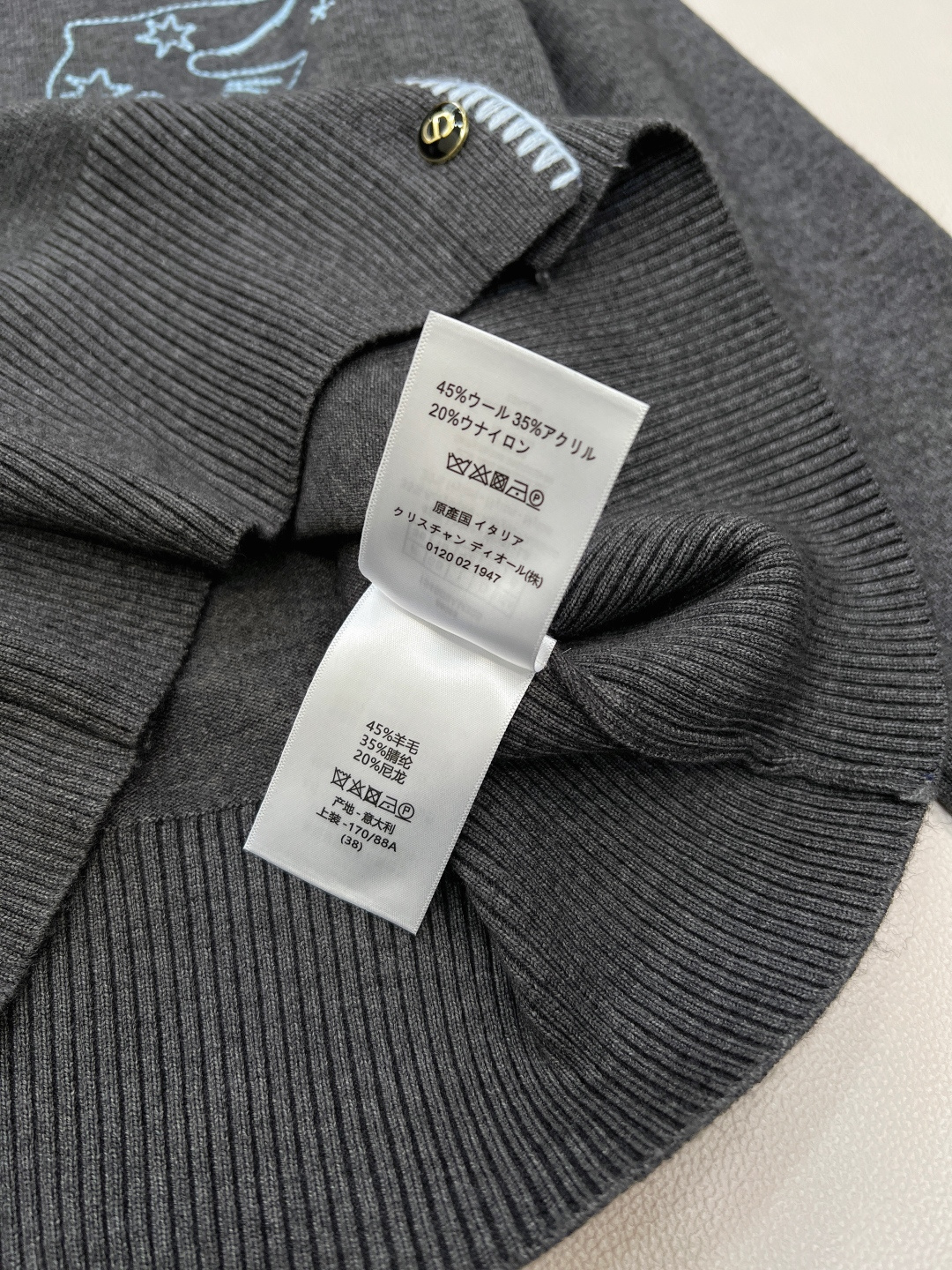 🆕DIOR新款和平鸽刺绣针织开衫，自带慵懒精致感：- 质感面料：柔和的深灰色针织，触感软而不塌，贴肤舒适