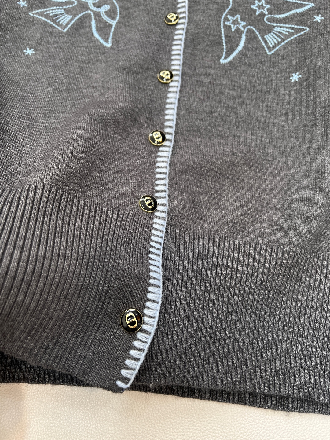 🆕DIOR新款和平鸽刺绣针织开衫，自带慵懒精致感：- 质感面料：柔和的深灰色针织，触感软而不塌，贴肤舒适