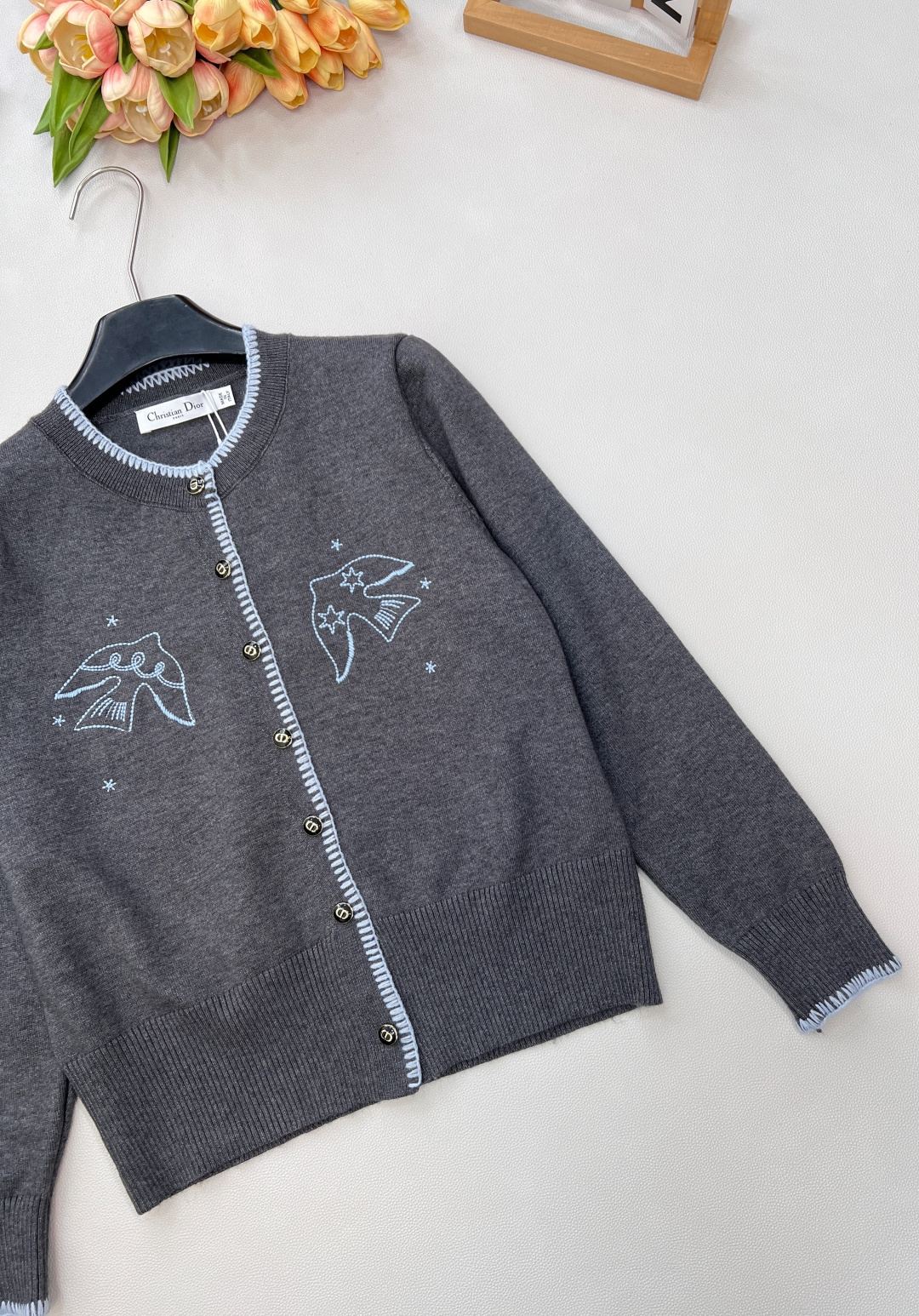 🆕DIOR新款和平鸽刺绣针织开衫，自带慵懒精致感：- 质感面料：柔和的深灰色针织，触感软而不塌，贴肤舒适