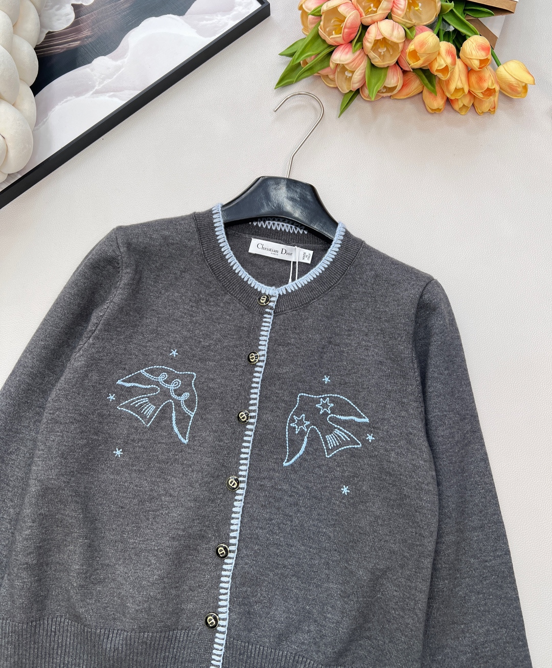 🆕DIOR新款和平鸽刺绣针织开衫，自带慵懒精致感：- 质感面料：柔和的深灰色针织，触感软而不塌，贴肤舒适