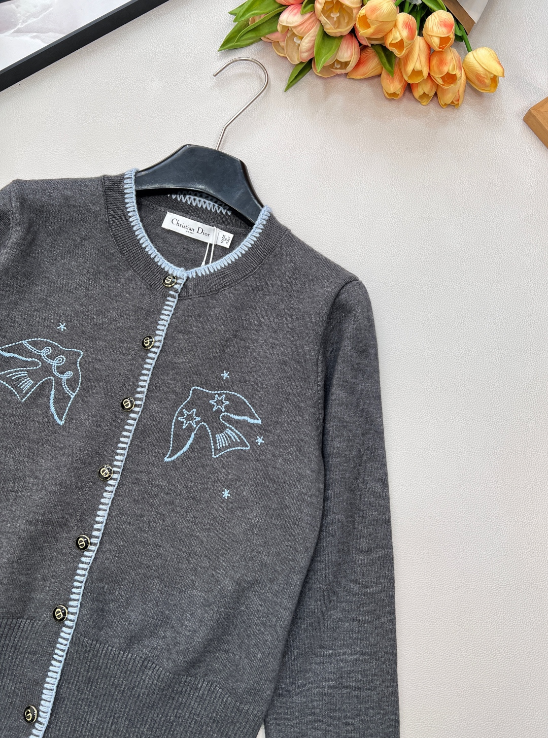 🆕DIOR新款和平鸽刺绣针织开衫，自带慵懒精致感：- 质感面料：柔和的深灰色针织，触感软而不塌，贴肤舒适
