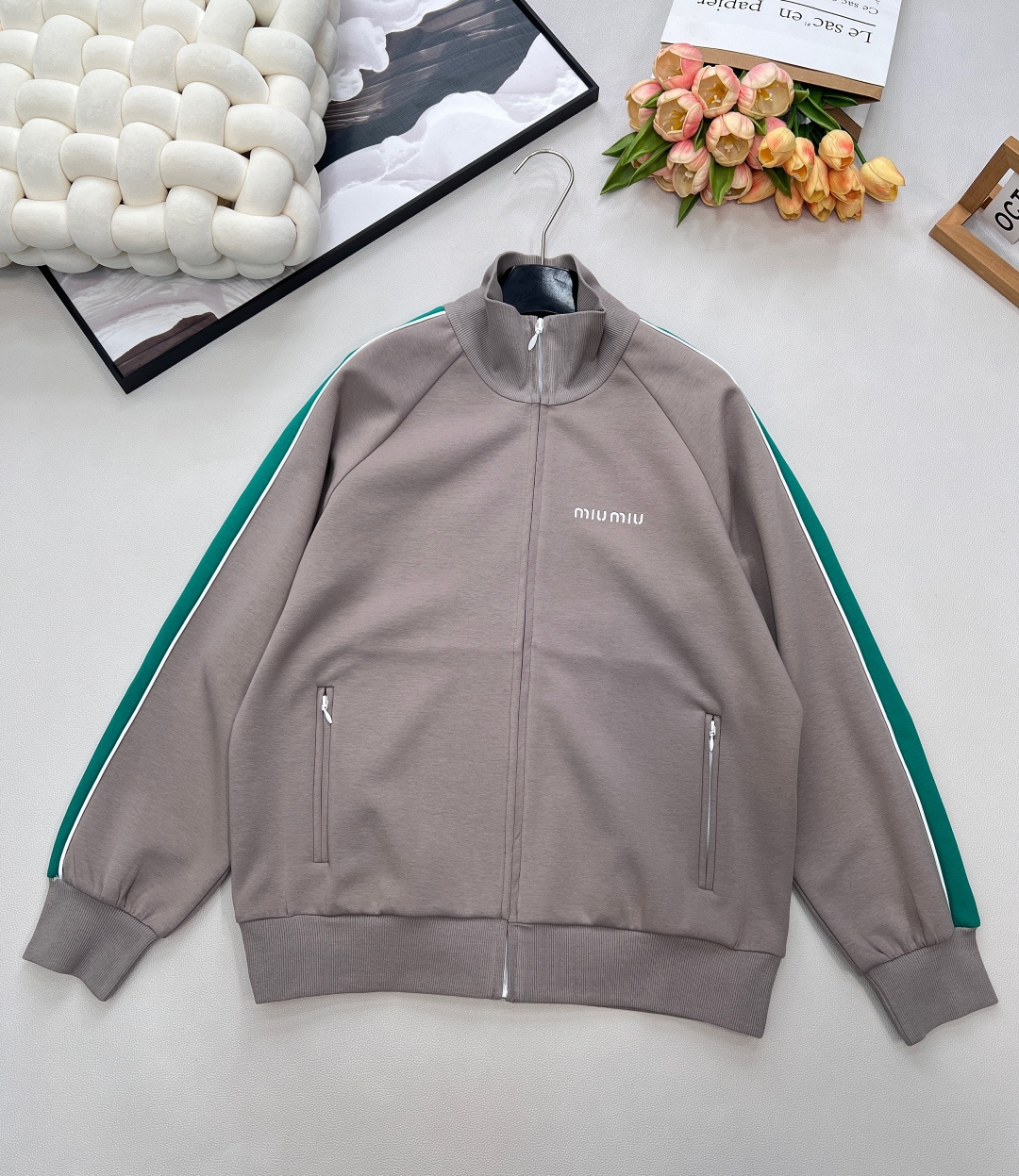 NO:629405,Miumiu2025 new stand-up collar web casual jacket, customized YB twill cotton material, comfortable and delicate, stylish, stand-up collar zipper jacket version, zipper placket adjustment, embroidered letters on the chest, shoulders extending to the cuffs with contrasting web design, more personalized wear, highlighting the brand style, loose silhouette campus cold old cadre style, unisex, trendy and fashionable. Three standards are complete, large shipments Size sml code M,, miumiu, jackets  & coats,alexander wang19860909Miumiu2025新款立领织带休闲外套,定制YB斜纹全棉材质,舒适细腻,穿搭有型,立领拉链外套版型,拉链开襟调节,胸前刺绣字母点缀,肩膀延伸至袖口撞色织带设计,更显个性穿搭,突出品牌格调,宽松廓形校园冷淡老干部风格,男女通穿,潮流时尚.三标齐全,大货出 尺码sml 编码M,,miumiu,jackets & coats,alexander wang,Women's clothing