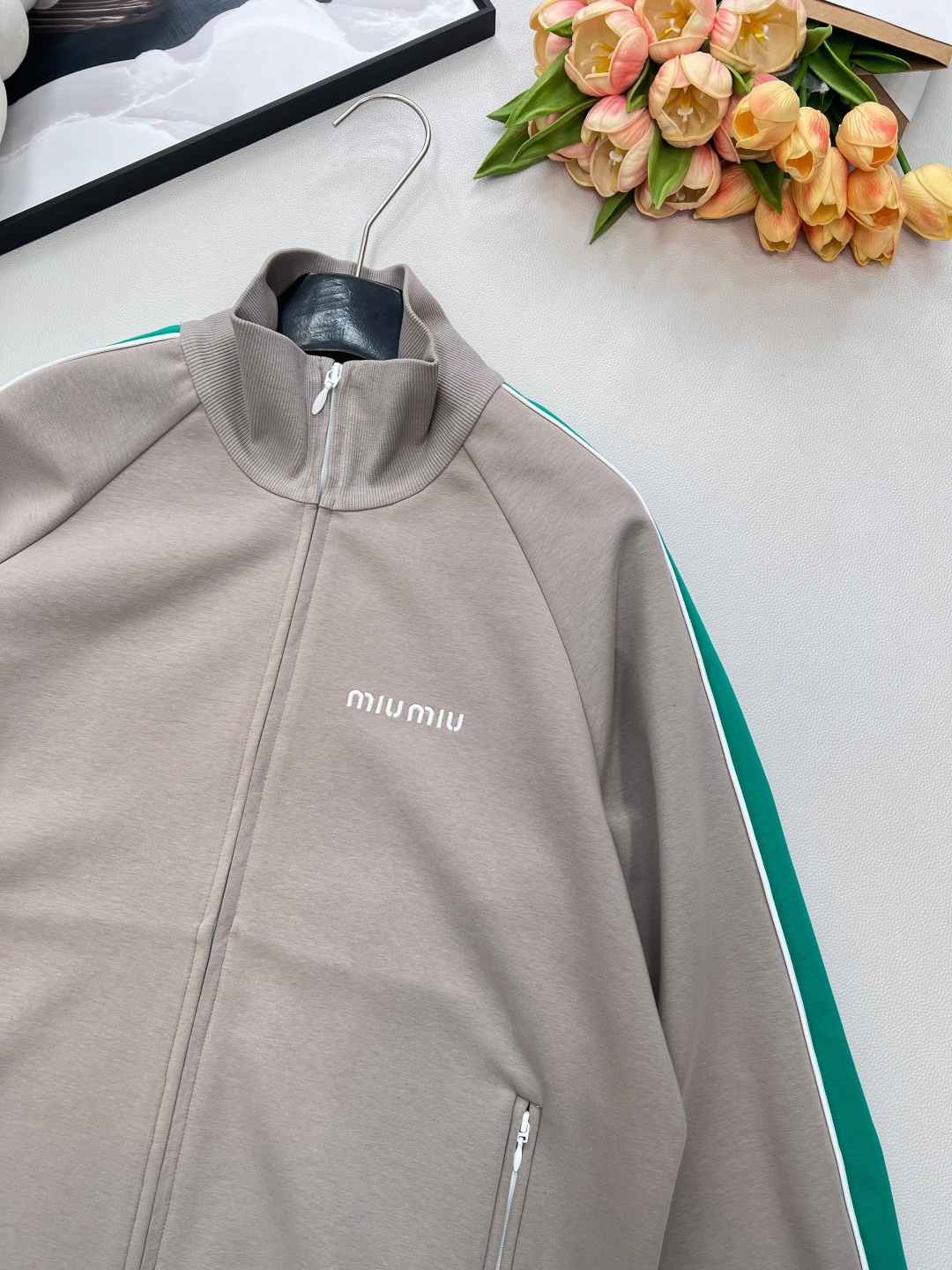 🆕Miumiu2025新款立领织带休闲外套，定制YB斜纹全棉材质，舒适细腻，穿搭有型，立领拉链外套版型，