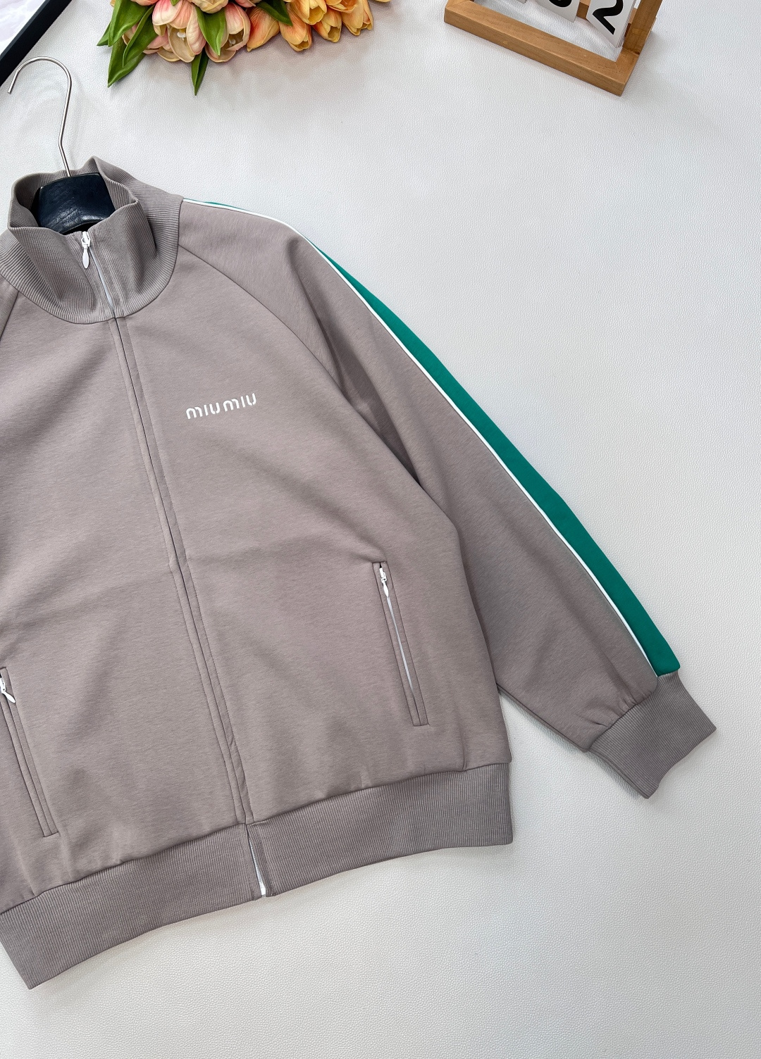 🆕Miumiu2025新款立领织带休闲外套，定制YB斜纹全棉材质，舒适细腻，穿搭有型，立领拉链外套版型，