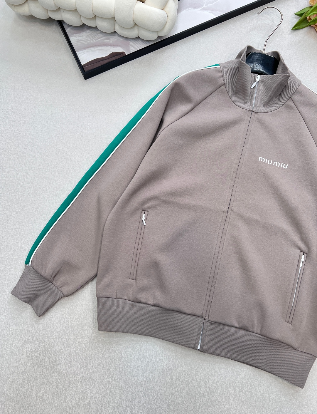 🆕Miumiu2025新款立领织带休闲外套，定制YB斜纹全棉材质，舒适细腻，穿搭有型，立领拉链外套版型，