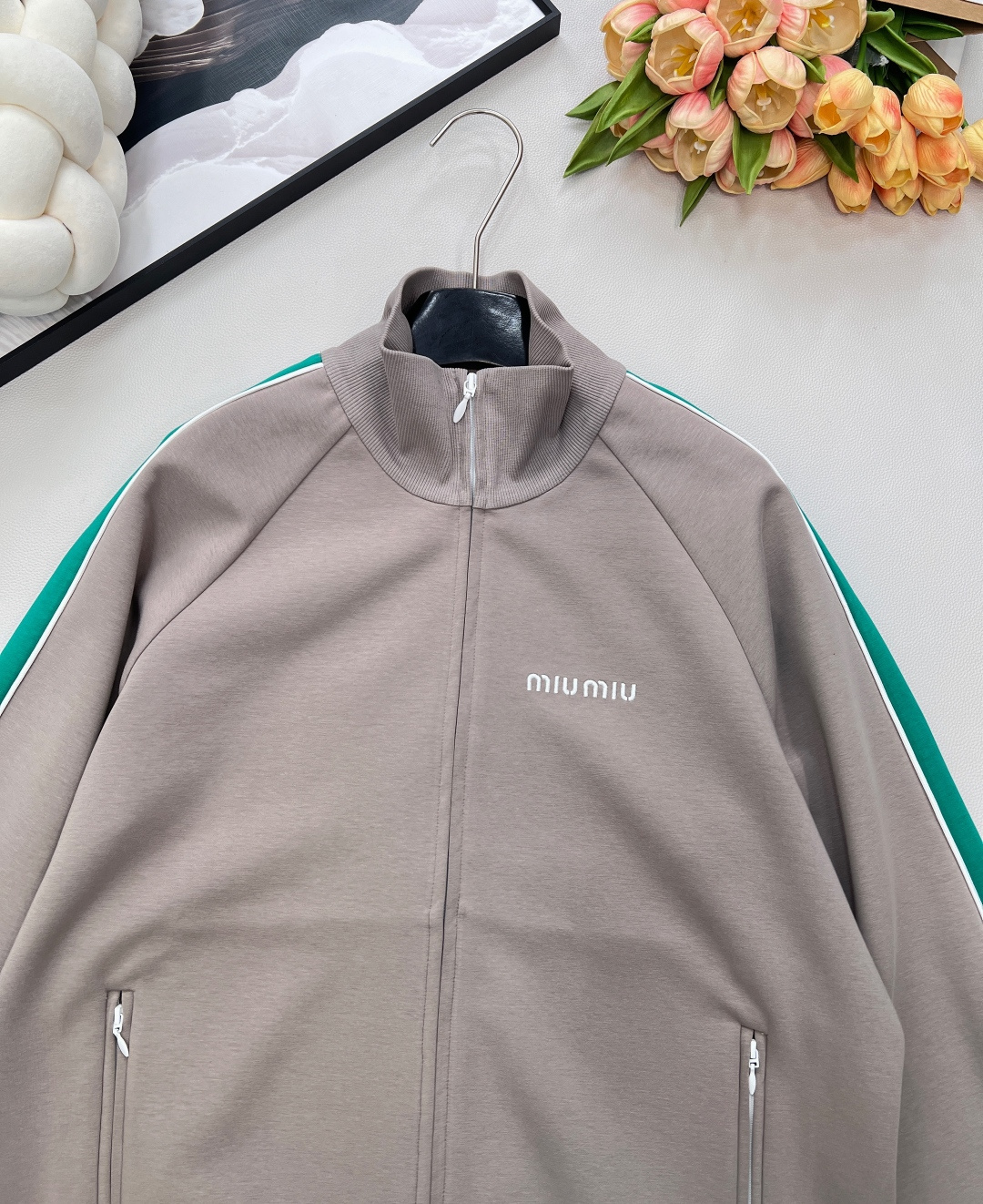 🆕Miumiu2025新款立领织带休闲外套，定制YB斜纹全棉材质，舒适细腻，穿搭有型，立领拉链外套版型，