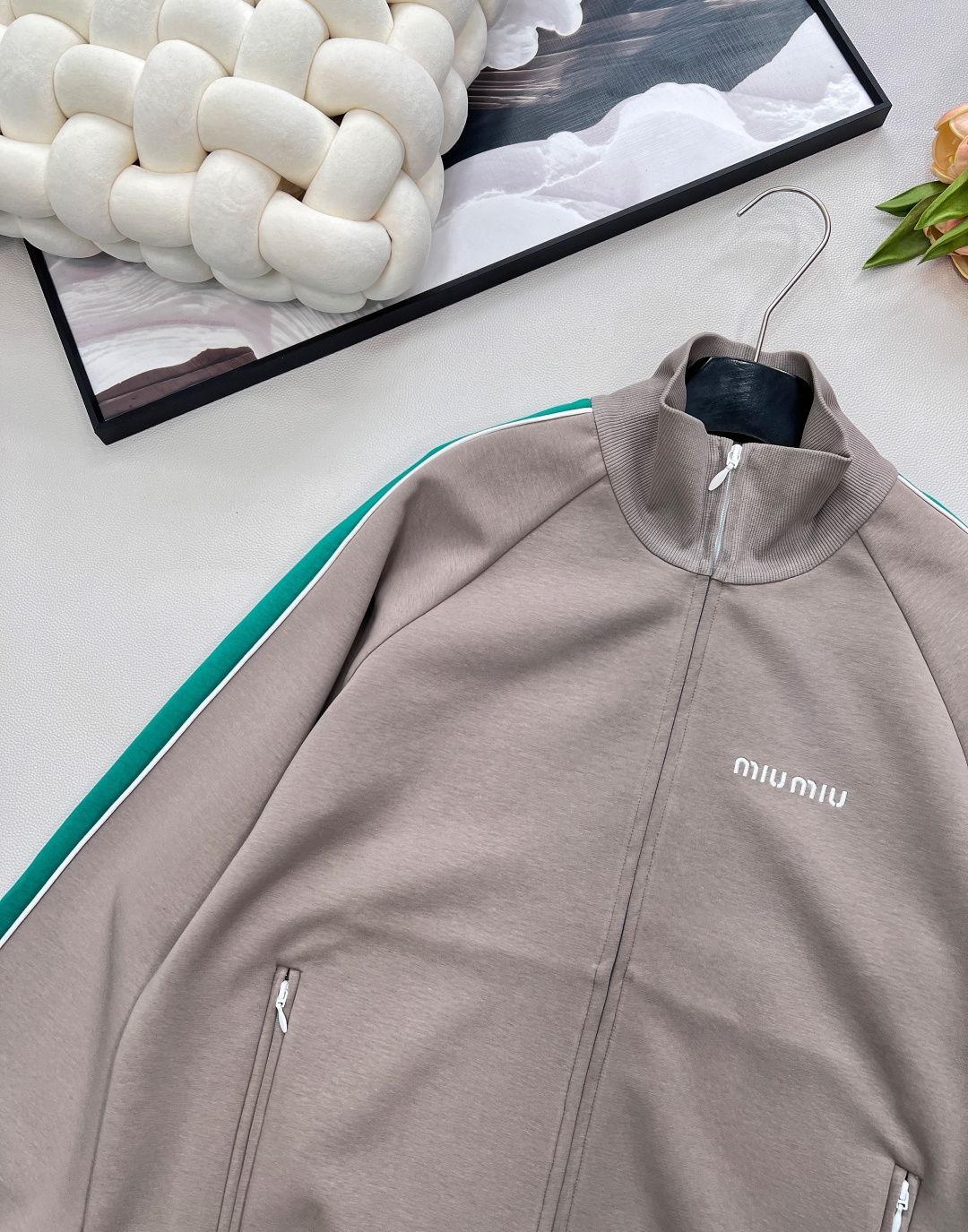 🆕Miumiu2025新款立领织带休闲外套，定制YB斜纹全棉材质，舒适细腻，穿搭有型，立领拉链外套版型，