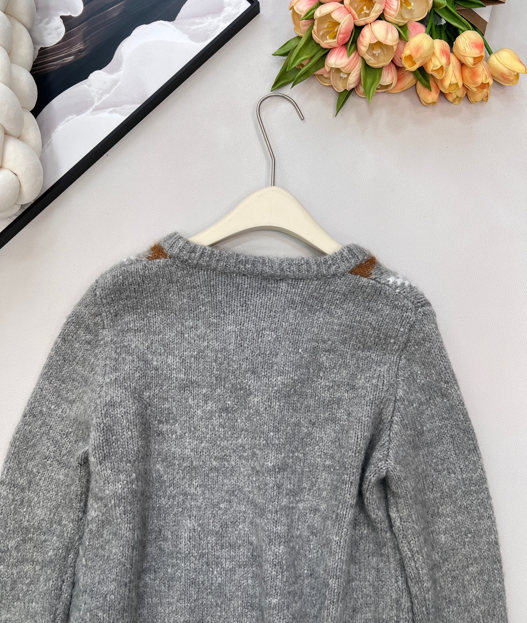 🆕PRADA撞色菱格字母刺绣V领毛衣针织衫低调不张扬的品牌标识完善这单品设计。宽松不挑人版型上身巨显瘦！