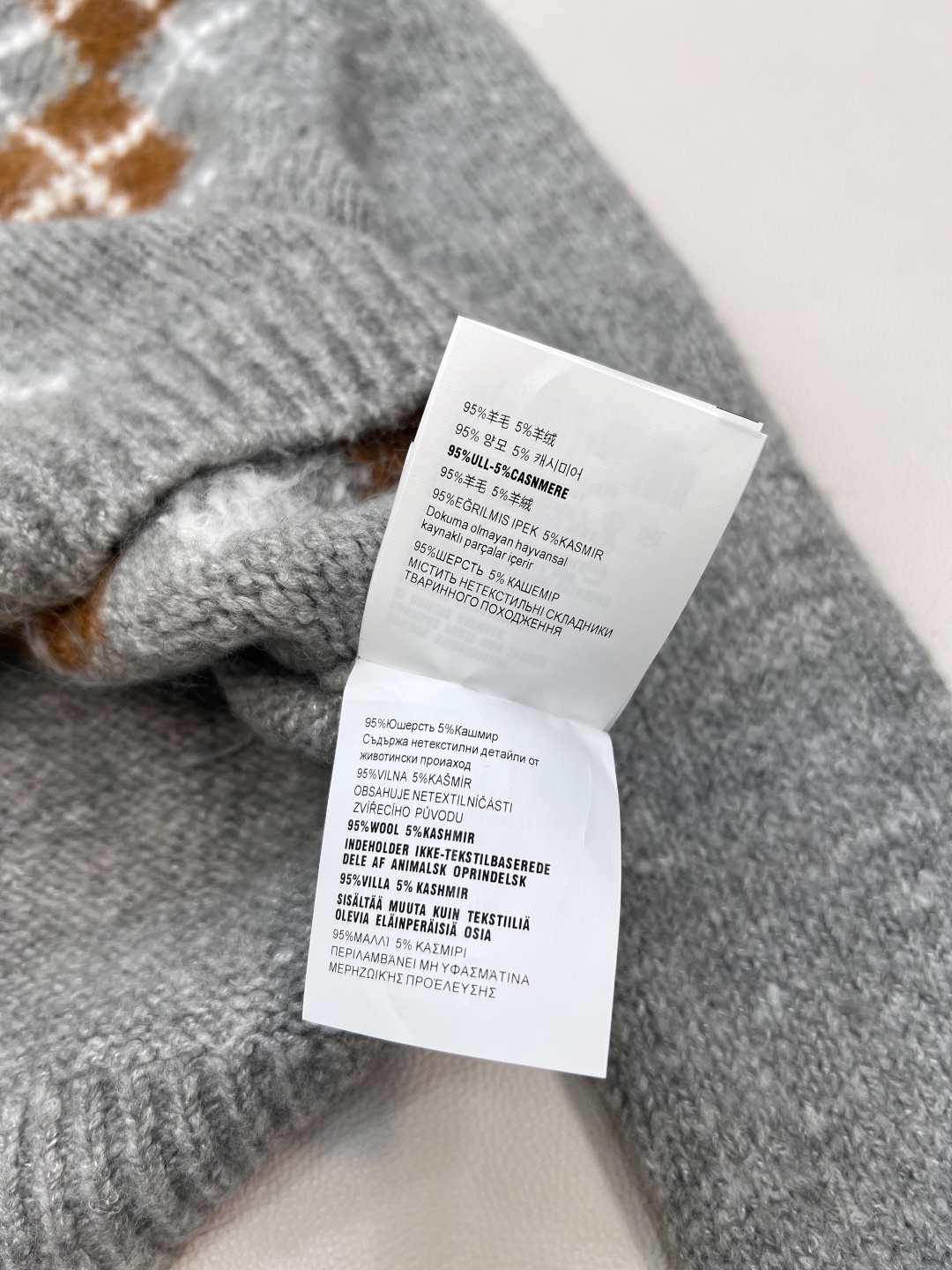 🆕PRADA撞色菱格字母刺绣V领毛衣针织衫低调不张扬的品牌标识完善这单品设计。宽松不挑人版型上身巨显瘦！