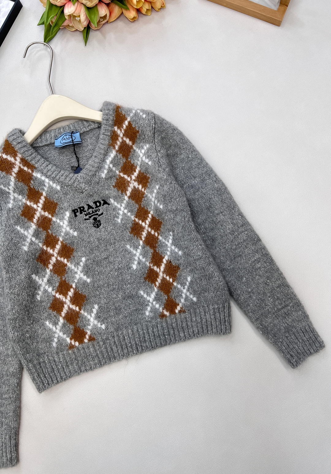 🆕PRADA撞色菱格字母刺绣V领毛衣针织衫低调不张扬的品牌标识完善这单品设计。宽松不挑人版型上身巨显瘦！