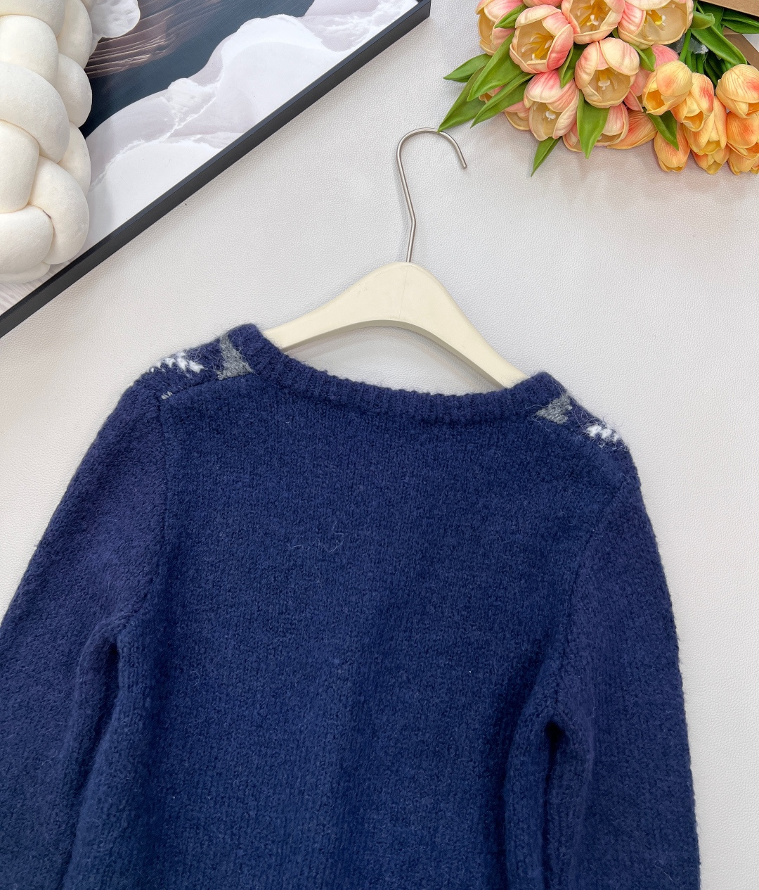 🆕PRADA撞色菱格字母刺绣V领毛衣针织衫低调不张扬的品牌标识完善这单品设计。宽松不挑人版型上身巨显瘦！