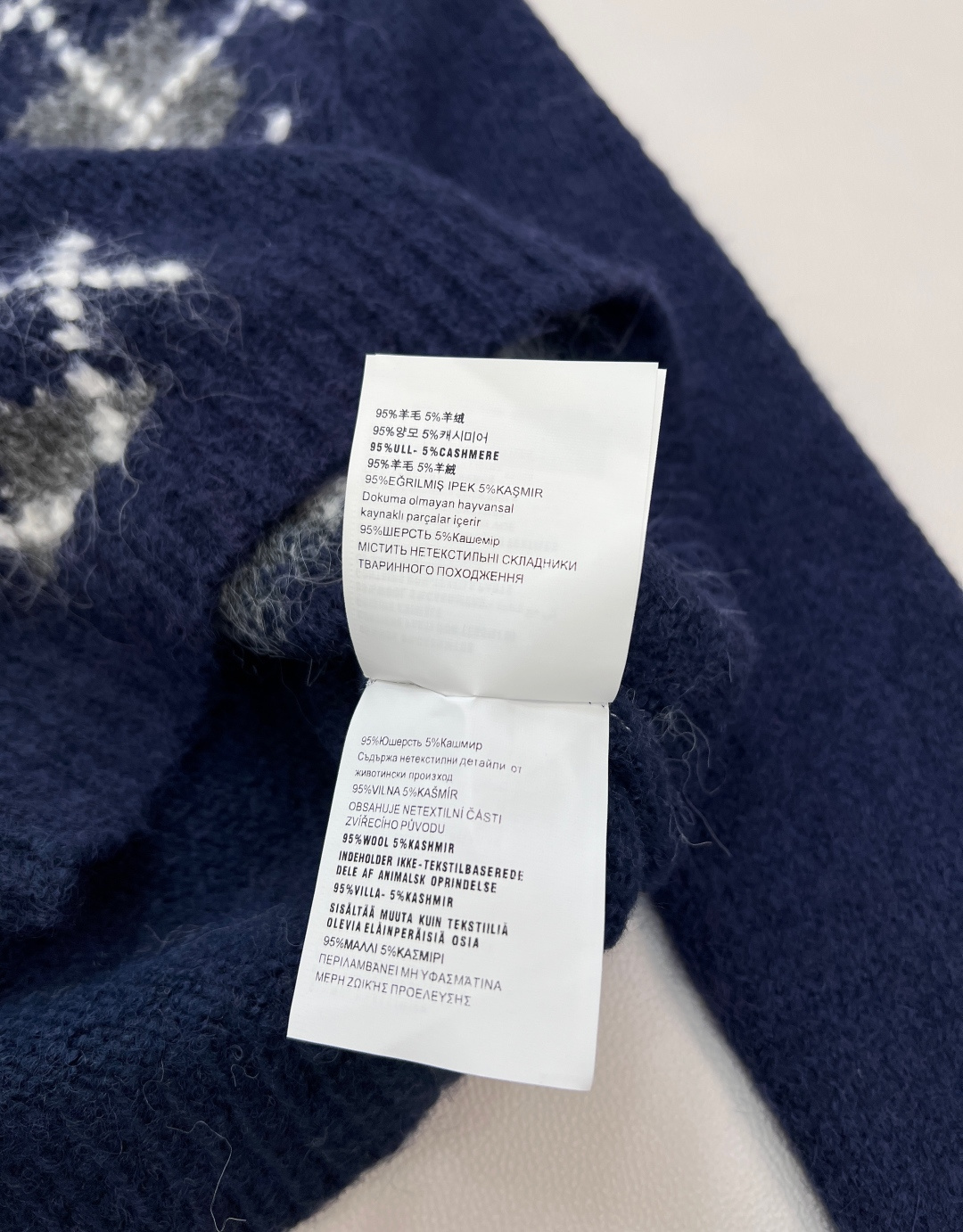 🆕PRADA撞色菱格字母刺绣V领毛衣针织衫低调不张扬的品牌标识完善这单品设计。宽松不挑人版型上身巨显瘦！