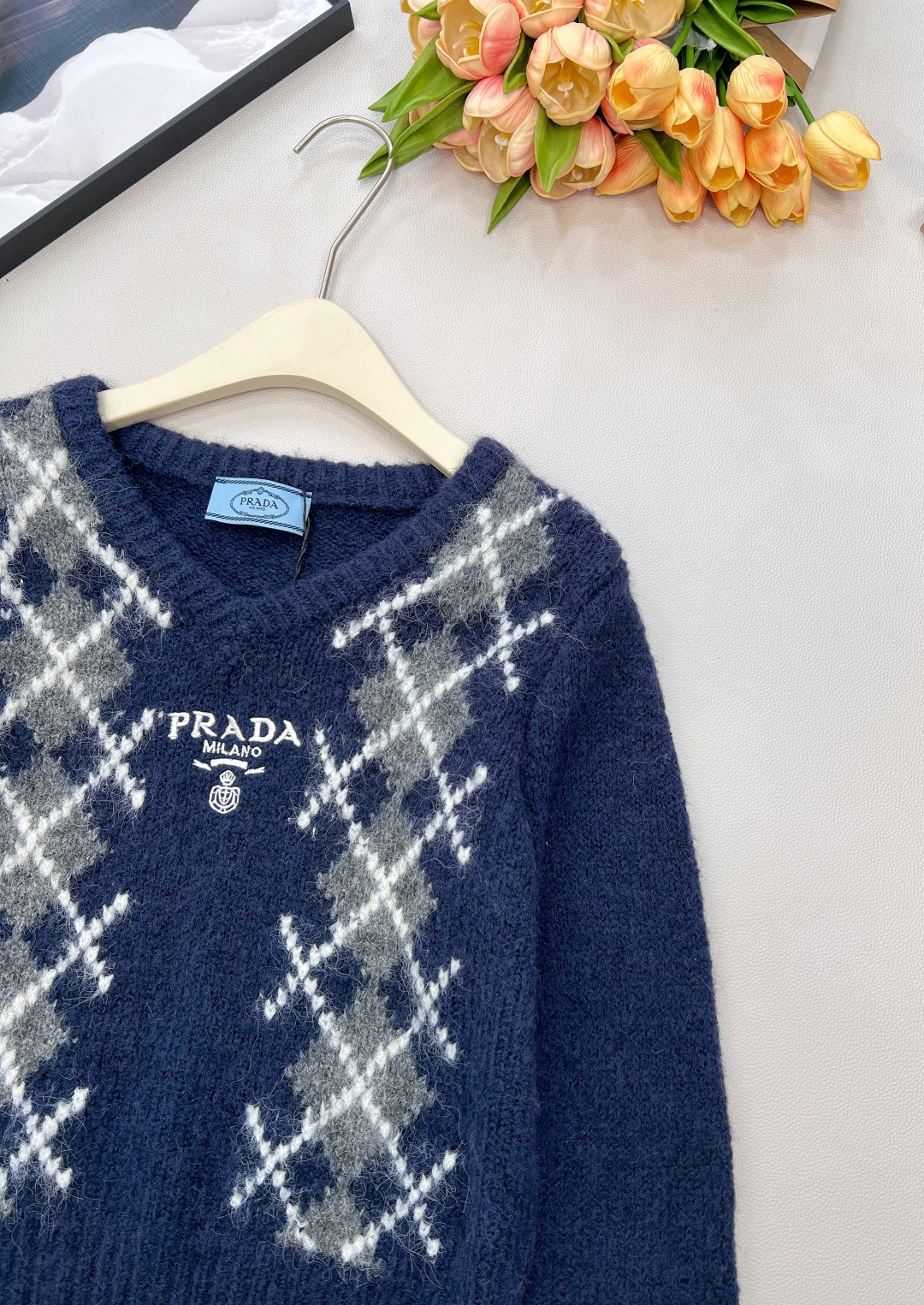 🆕PRADA撞色菱格字母刺绣V领毛衣针织衫低调不张扬的品牌标识完善这单品设计。宽松不挑人版型上身巨显瘦！