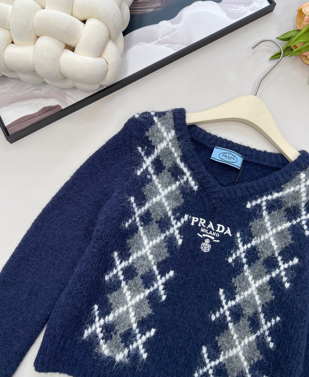 🆕PRADA撞色菱格字母刺绣V领毛衣针织衫低调不张扬的品牌标识完善这单品设计。宽松不挑人版型上身巨显瘦！