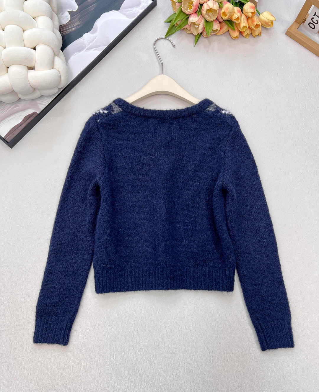 🆕PRADA撞色菱格字母刺绣V领毛衣针织衫低调不张扬的品牌标识完善这单品设计。宽松不挑人版型上身巨显瘦！