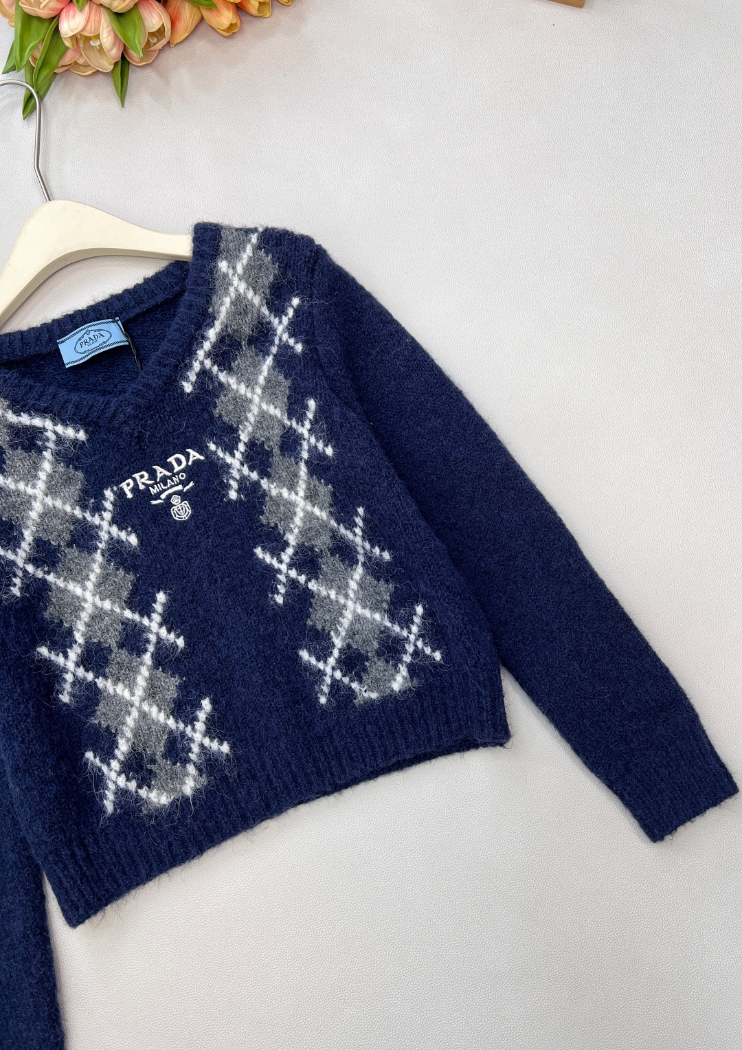 🆕PRADA撞色菱格字母刺绣V领毛衣针织衫低调不张扬的品牌标识完善这单品设计。宽松不挑人版型上身巨显瘦！