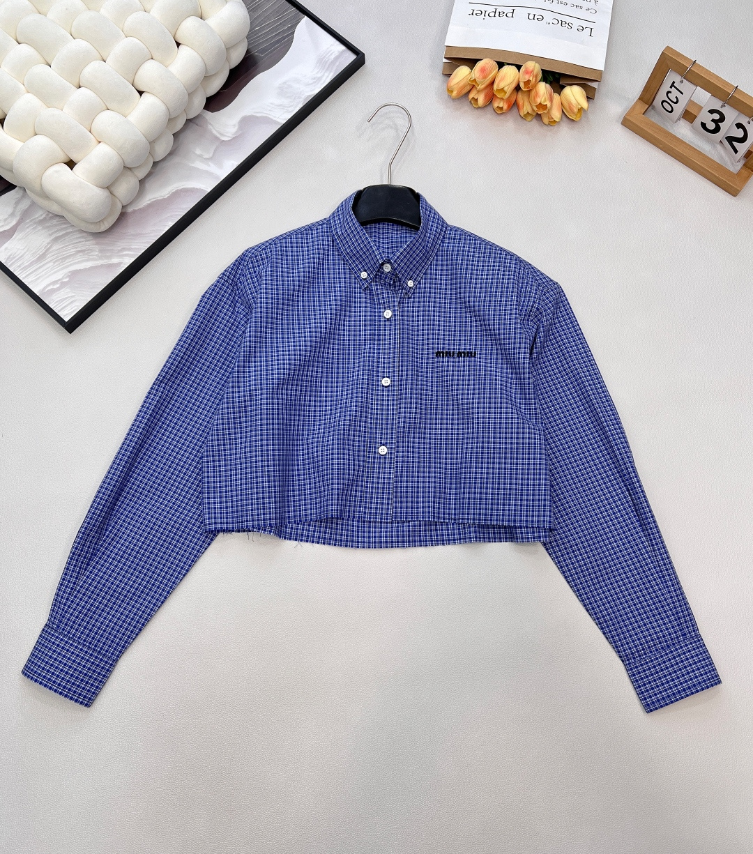 NO:629385,MiuMiu's new early autumn micro-label embroidered short plaid long-sleeved shirt | Exclusively developed by yb!  High quality production!  The brand micro-label embroidery on the chest is low-key and recognizable! The blue and white fine plaid pattern comes with a college style filter, and the short cut neatly highlights the waistline, cleverly blending casualness and sexiness; the classic lapel design is a retro footnote, and every button reveals a sense of sophistication. One garment unlocks the fashionable carrier of diverse sweet and cool, retro and sweet cool. The three labels are complete and shipped in large quantities. Sizes sml code,, miumiu, shirts, alexander wang19860909MiuMiu早秋新款微标刺绣短款格纹长袖衬衫丨独家yb开发！高版出品！胸口的品牌微标刺绣低调又有辨识度!蓝白细格纹自带学院风滤镜,短款剪裁利落显腰线,把休闲感和小性感巧妙融合；经典翻领设计是复古的注脚,每一颗纽扣都透着精致感.一衣解锁多元甜酷,复古与甜酷的时髦载体.三标齐全大货出 尺码sml 编码,,miumiu,shirts,alexander wang,Women's clothing