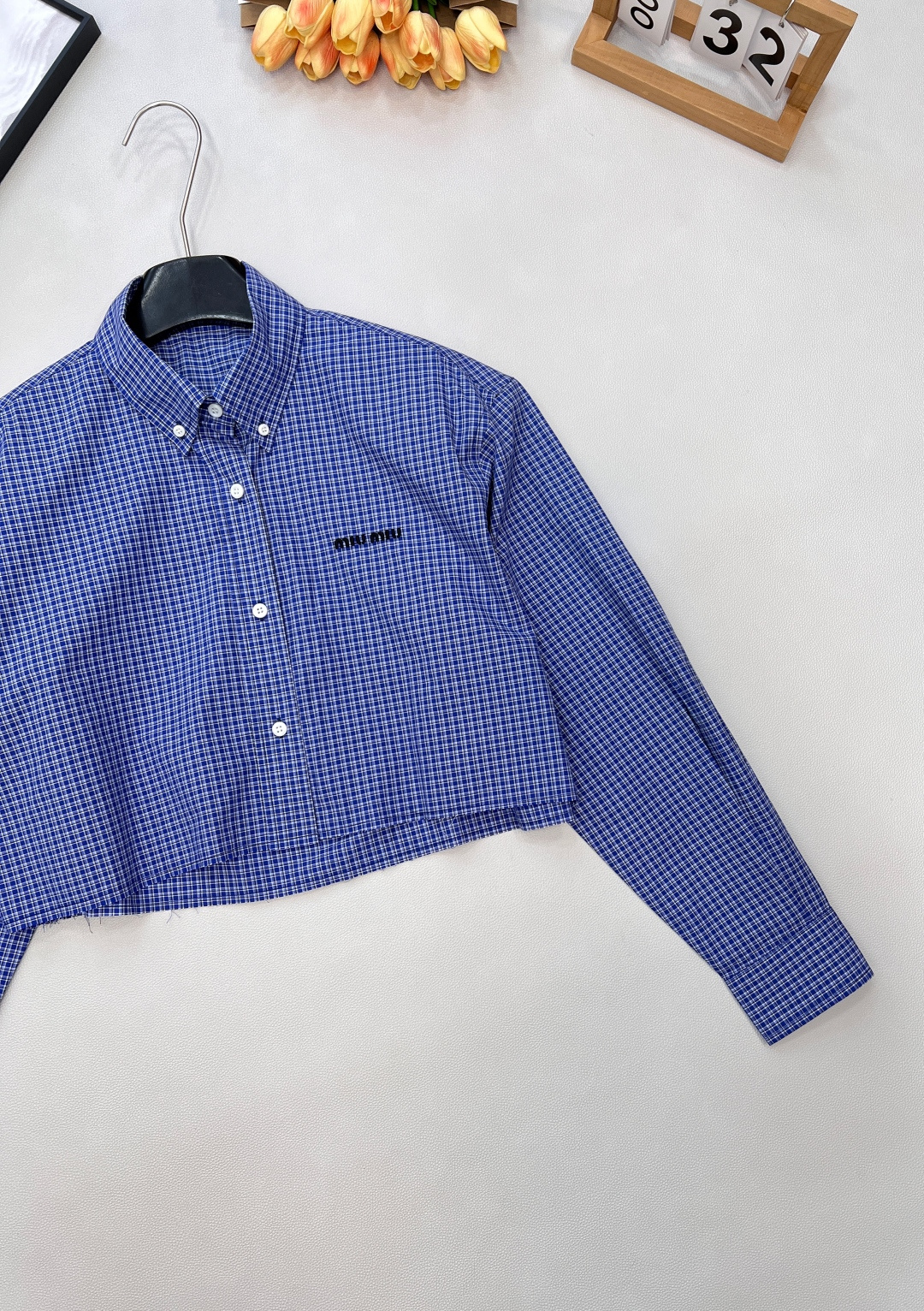 🆕MiuMiu早秋新款微标刺绣短款格纹长袖衬衫丨⚠独家yb开发！高版出品！胸口的品牌微标刺绣低调又有辨识