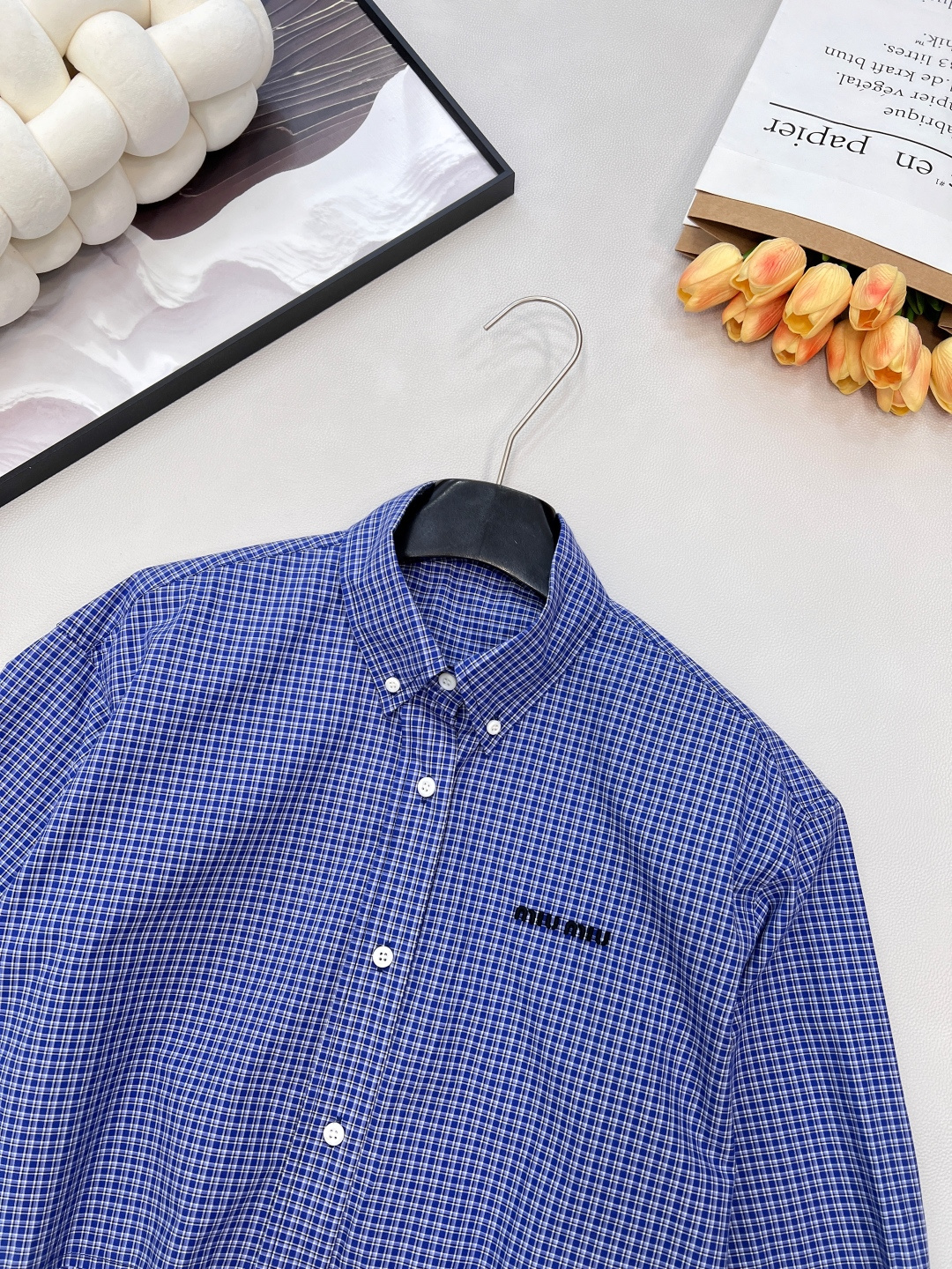 🆕MiuMiu早秋新款微标刺绣短款格纹长袖衬衫丨⚠独家yb开发！高版出品！胸口的品牌微标刺绣低调又有辨识