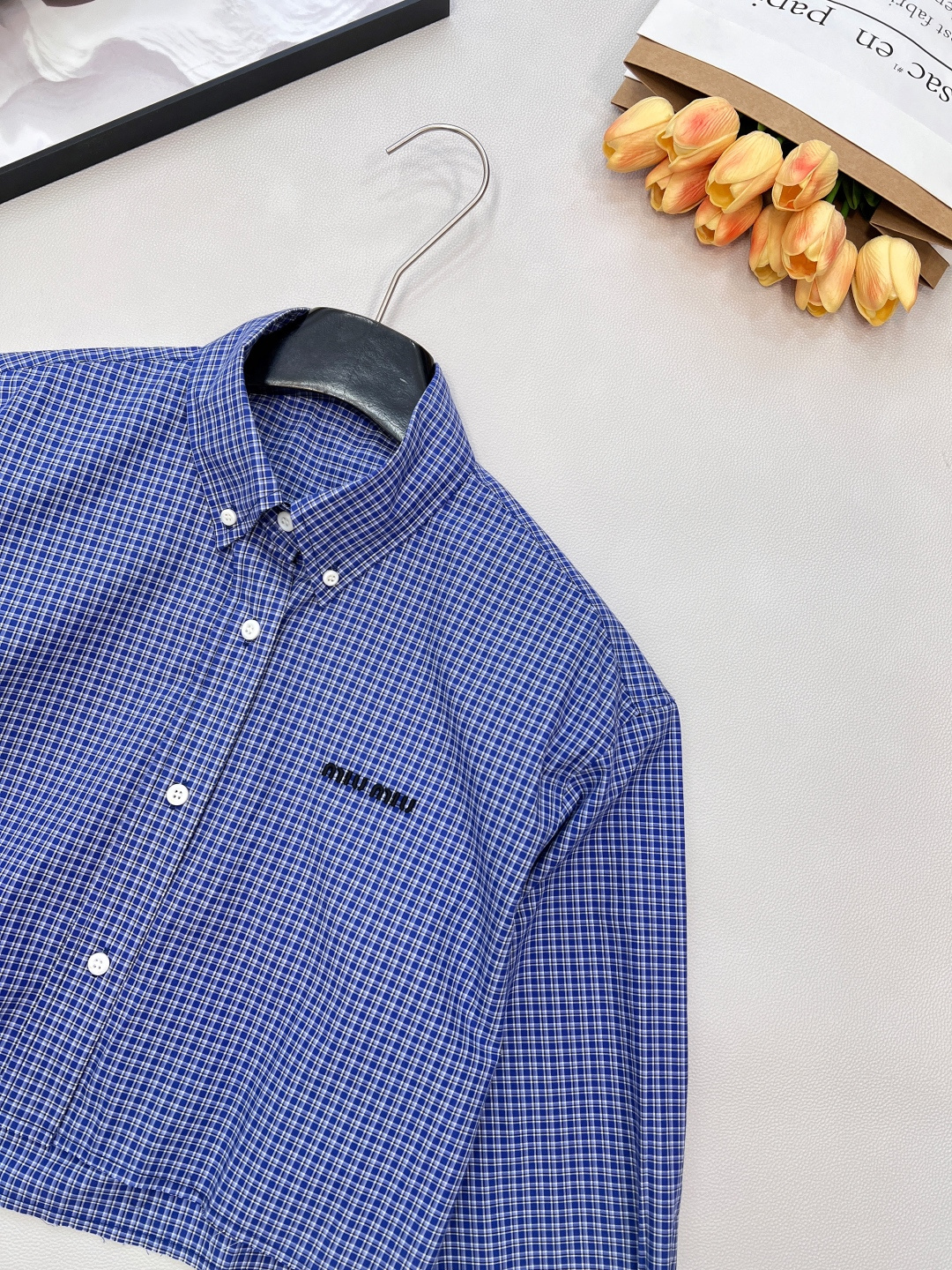 🆕MiuMiu早秋新款微标刺绣短款格纹长袖衬衫丨⚠独家yb开发！高版出品！胸口的品牌微标刺绣低调又有辨识