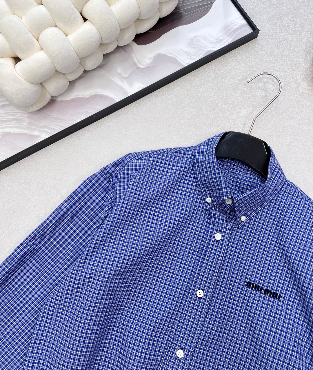 🆕MiuMiu早秋新款微标刺绣短款格纹长袖衬衫丨⚠独家yb开发！高版出品！胸口的品牌微标刺绣低调又有辨识