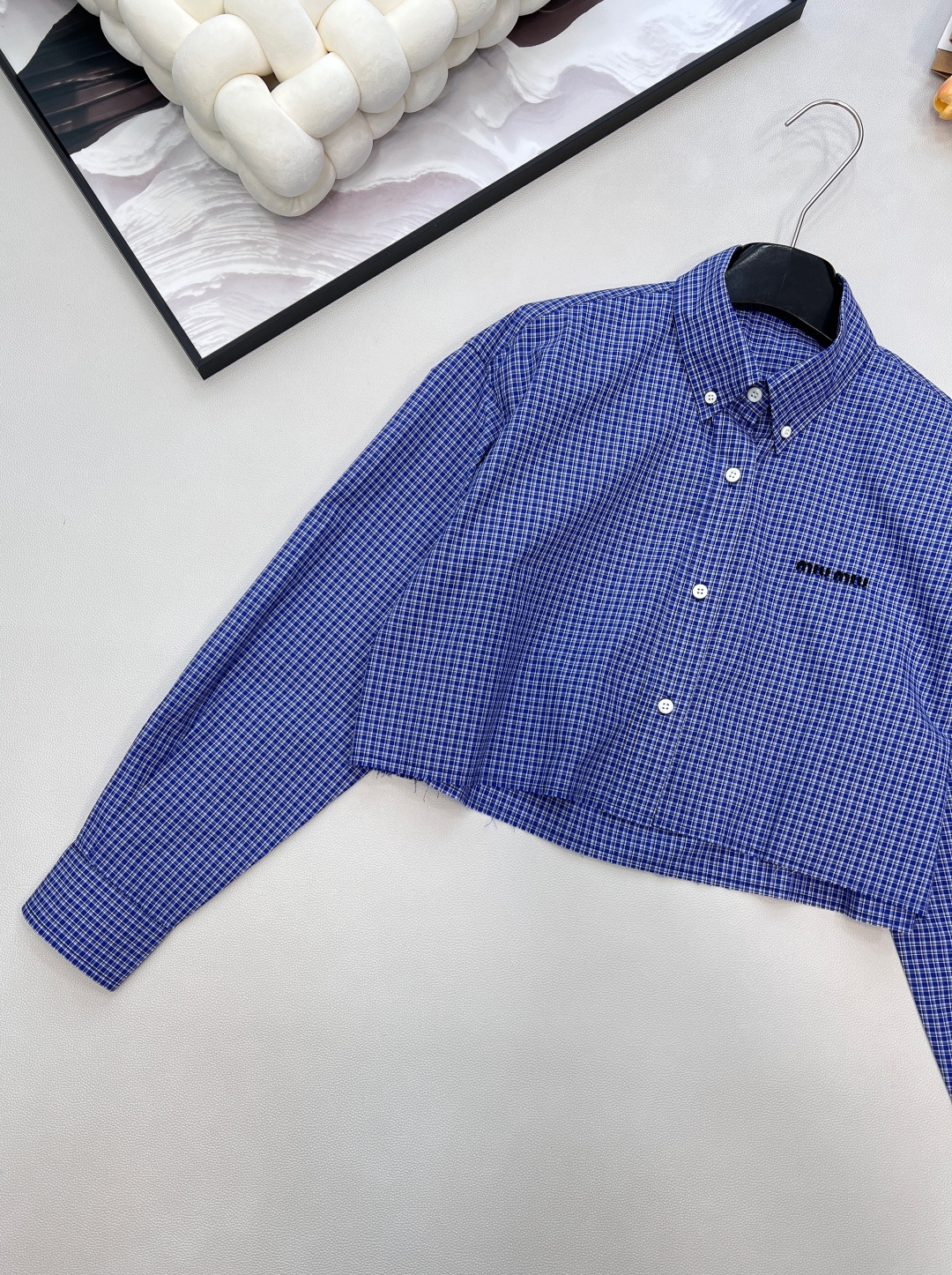 🆕MiuMiu早秋新款微标刺绣短款格纹长袖衬衫丨⚠独家yb开发！高版出品！胸口的品牌微标刺绣低调又有辨识