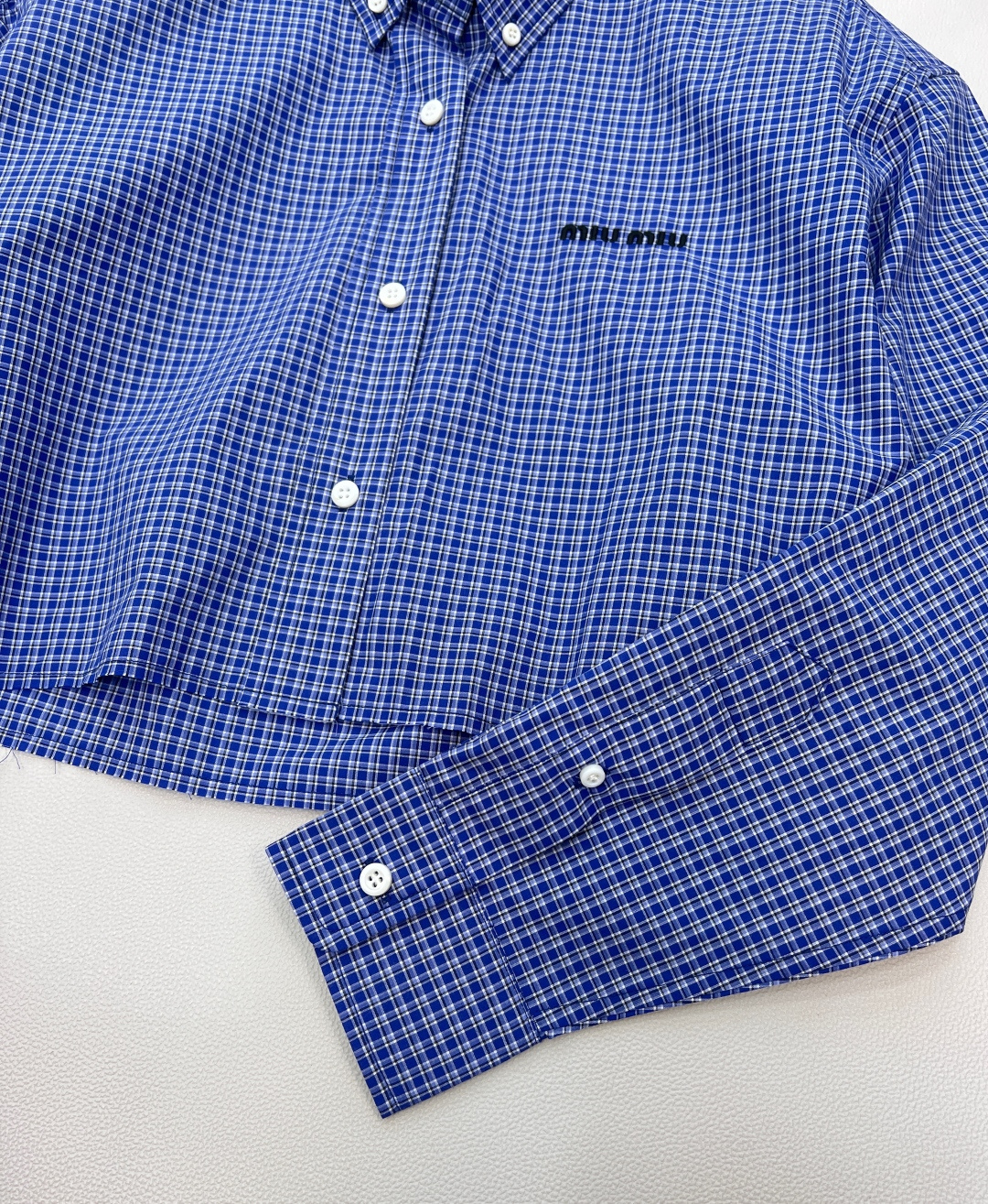 🆕MiuMiu早秋新款微标刺绣短款格纹长袖衬衫丨⚠独家yb开发！高版出品！胸口的品牌微标刺绣低调又有辨识