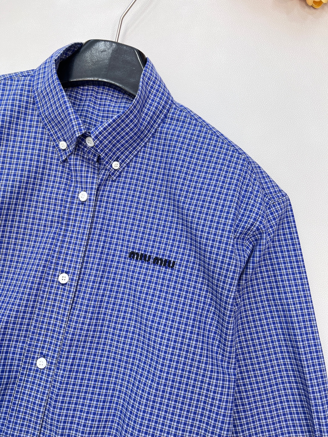 🆕MiuMiu早秋新款微标刺绣短款格纹长袖衬衫丨⚠独家yb开发！高版出品！胸口的品牌微标刺绣低调又有辨识