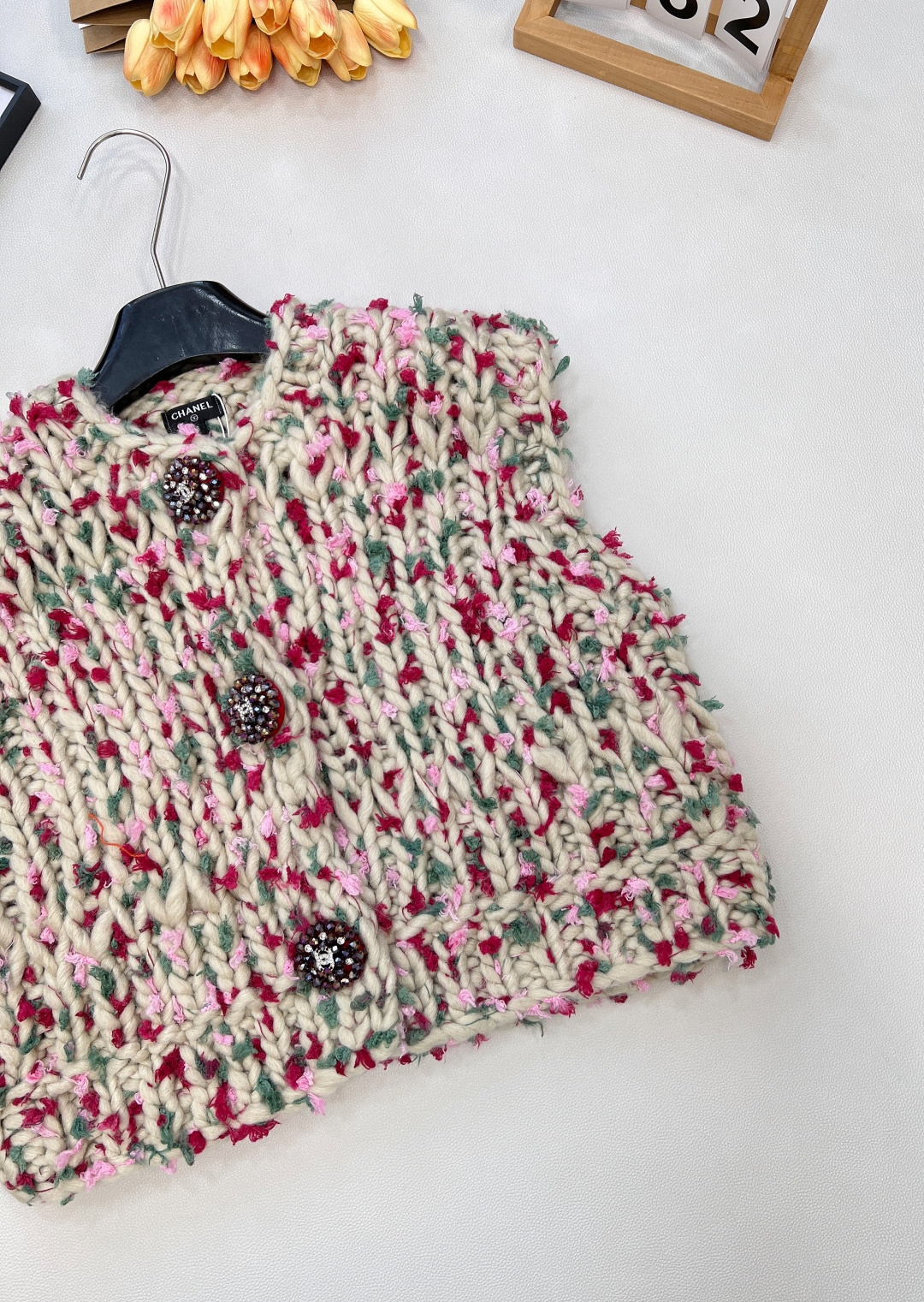 🆕Chanel25Fw秋冬新款复古粗针三粒扣背心马甲丨⚠独家高版出品！以米调为底，糅合绯红、柔粉、浅绿等