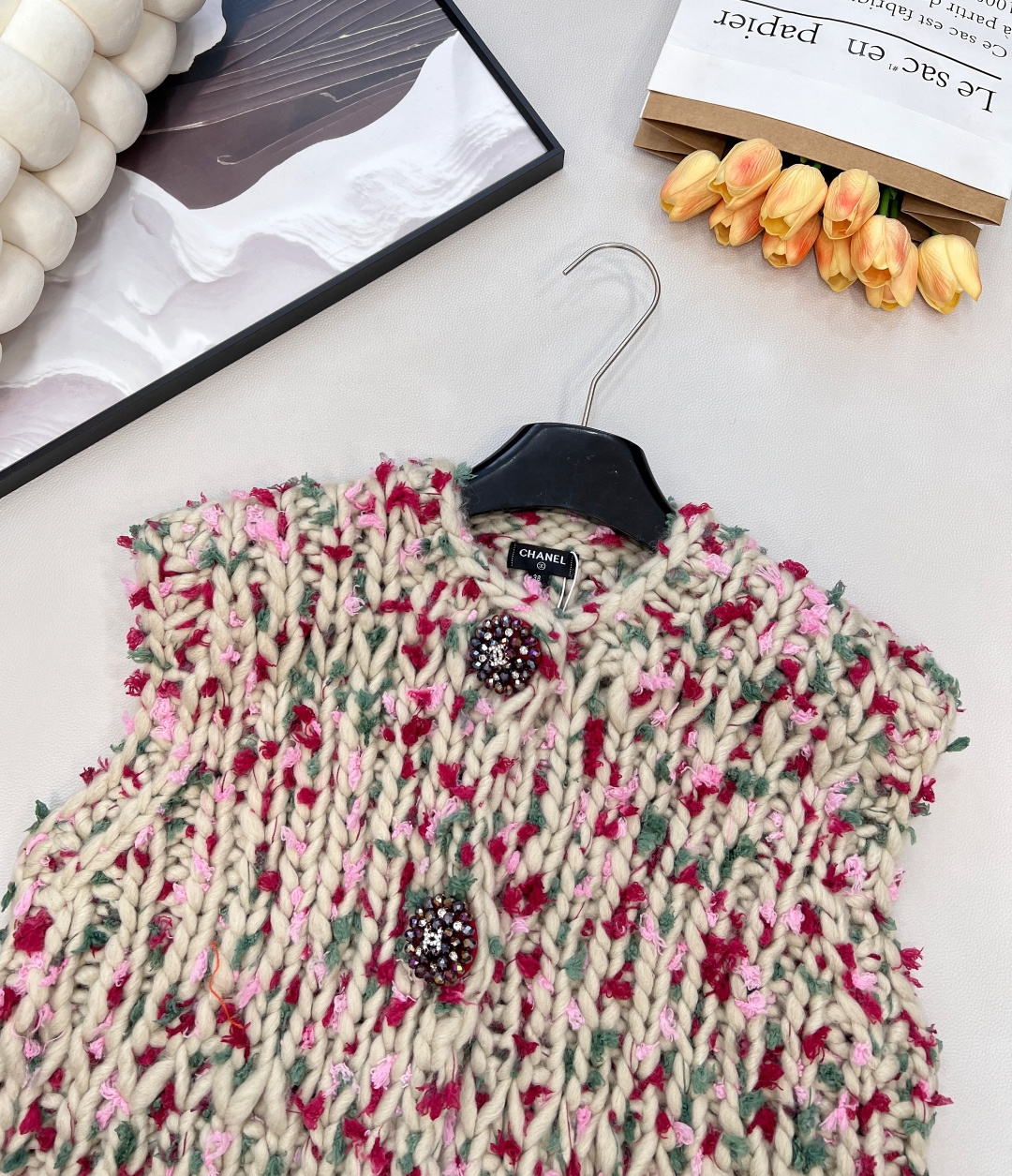 🆕Chanel25Fw秋冬新款复古粗针三粒扣背心马甲丨⚠独家高版出品！以米调为底，糅合绯红、柔粉、浅绿等