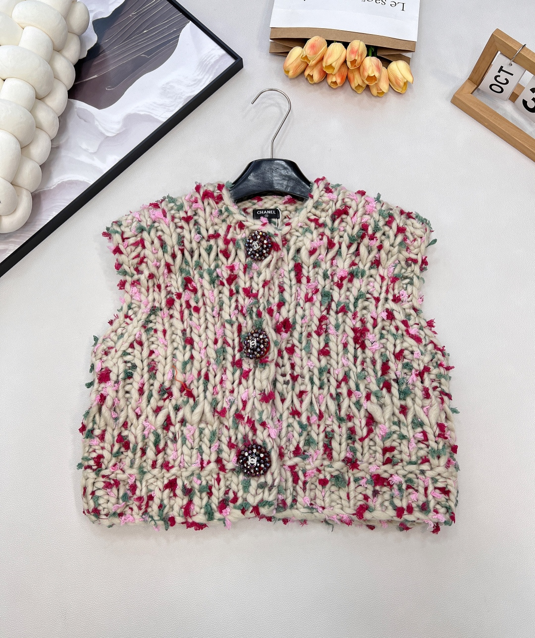 NO:629371,Chanel25Fw new autumn and winter retro thick-needle three-button vest vest丨Exclusive high-end version!  It is based on a beige tone, mixed with colorful yarns such as crimson, soft pink, light green, etc., and woven with thick needles with a full hand-feel. Three three-dimensional buttons studded with rhinestones and brand logos are embellished on the front like jewelry. It is not only a functional design, but also the finishing touch of luxury aesthetics!  Complete three standards, big shipments, size sml code, chanel, alexander wang19860909Chanel25Fw秋冬新款复古粗针三粒扣背心马甲丨独家高版出品！以米调为底,糅合绯红、柔粉、浅绿等斑斓纱线,通过手工感十足的粗针编织,三颗缀满水钻与品牌标识的立体纽扣,如珠宝般点缀于前襟,既是功能性设计,更是奢华美学的点睛之笔！三标齐全,大货出 尺码sml 编码,,chanel,alexander wang,Women's clothing