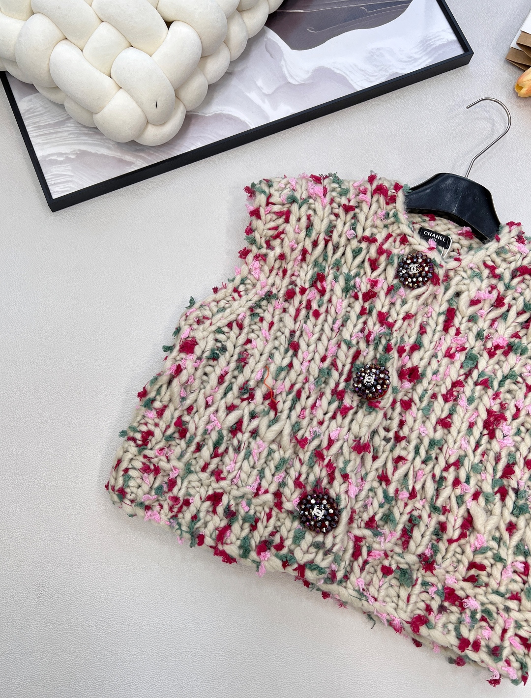 🆕Chanel25Fw秋冬新款复古粗针三粒扣背心马甲丨⚠独家高版出品！以米调为底，糅合绯红、柔粉、浅绿等